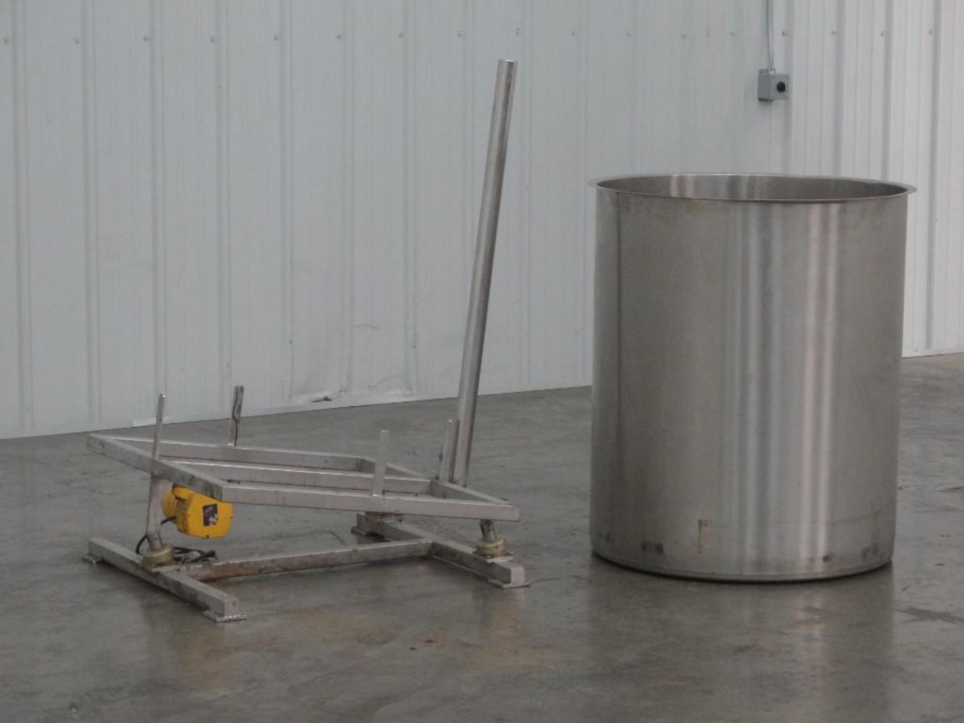 110 Gallon SS Tank with Vibratory Stand - Image 8 of 8