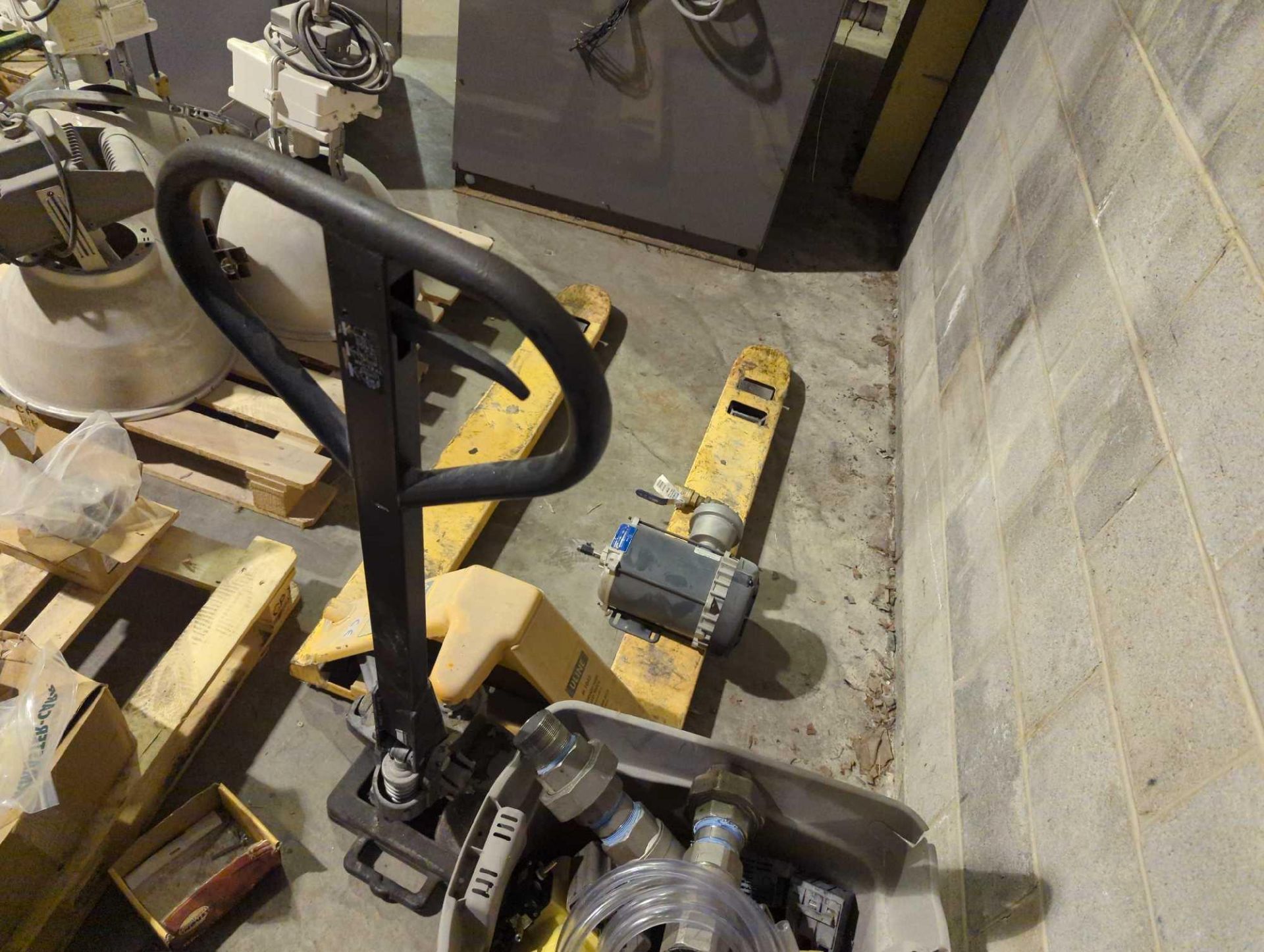 Uline H-1043 Manual Pallet Jack - Image 2 of 4