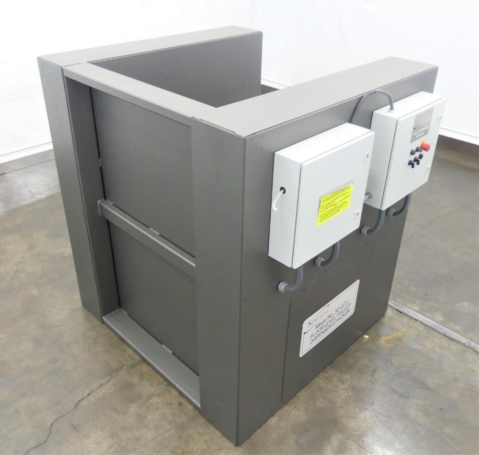 Newcastle 50-57 J Floor Level Pallet Dispenser Stacker - Image 3 of 5
