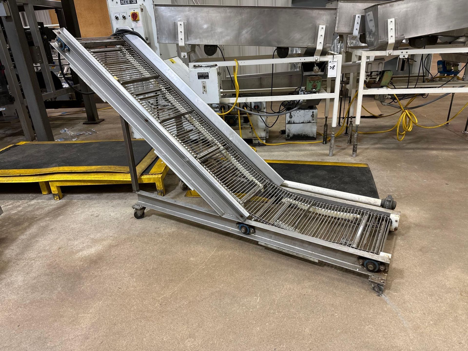 Vertical Inclined Chain Conveyor - Image 2 of 7