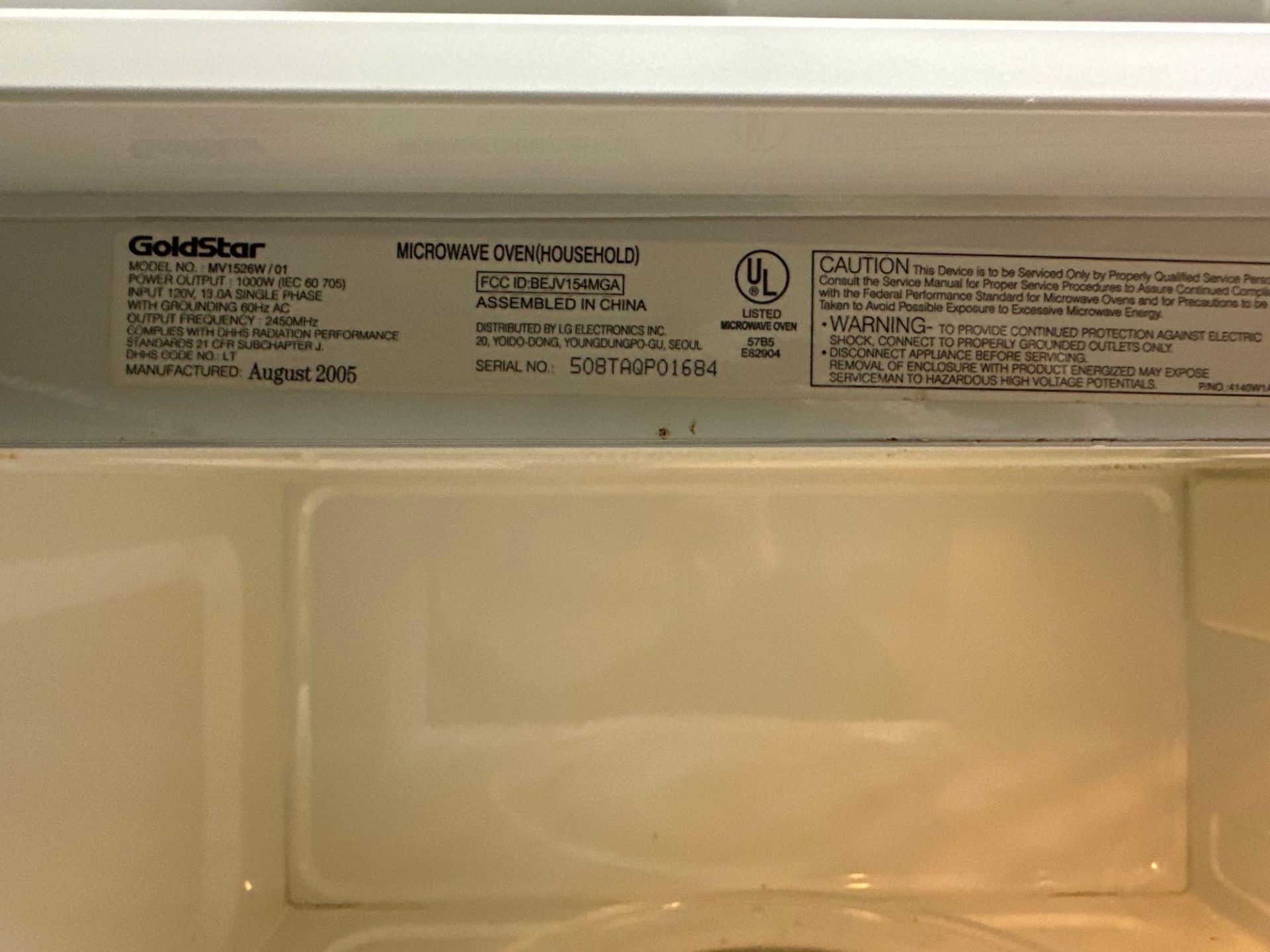 GE Side by Side Refrigerator and Goldstar Microwave - Image 5 of 6