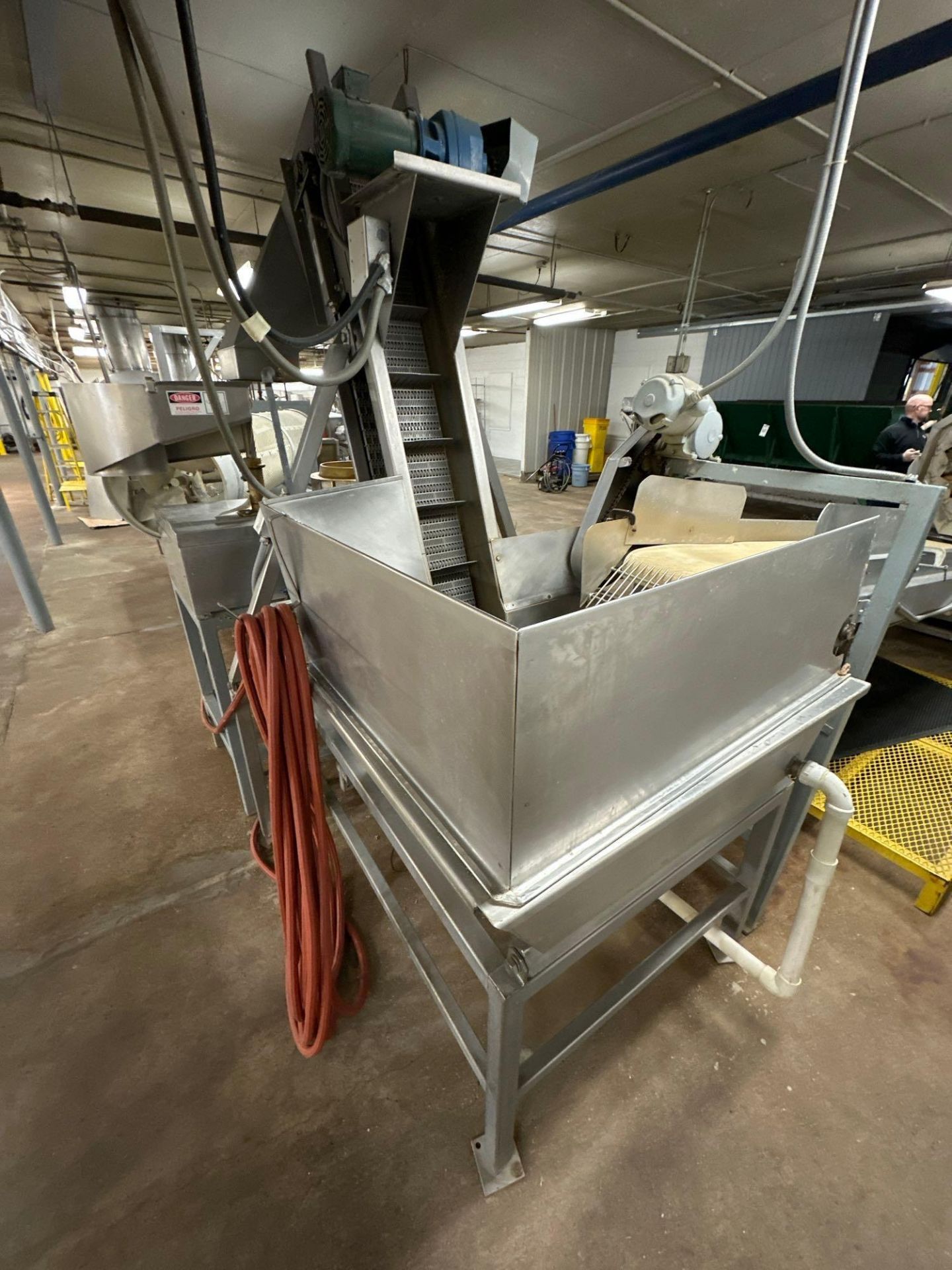 Incline Cleated Conveyor with Stainless Steel Active Bottom Hopper - Image 2 of 9