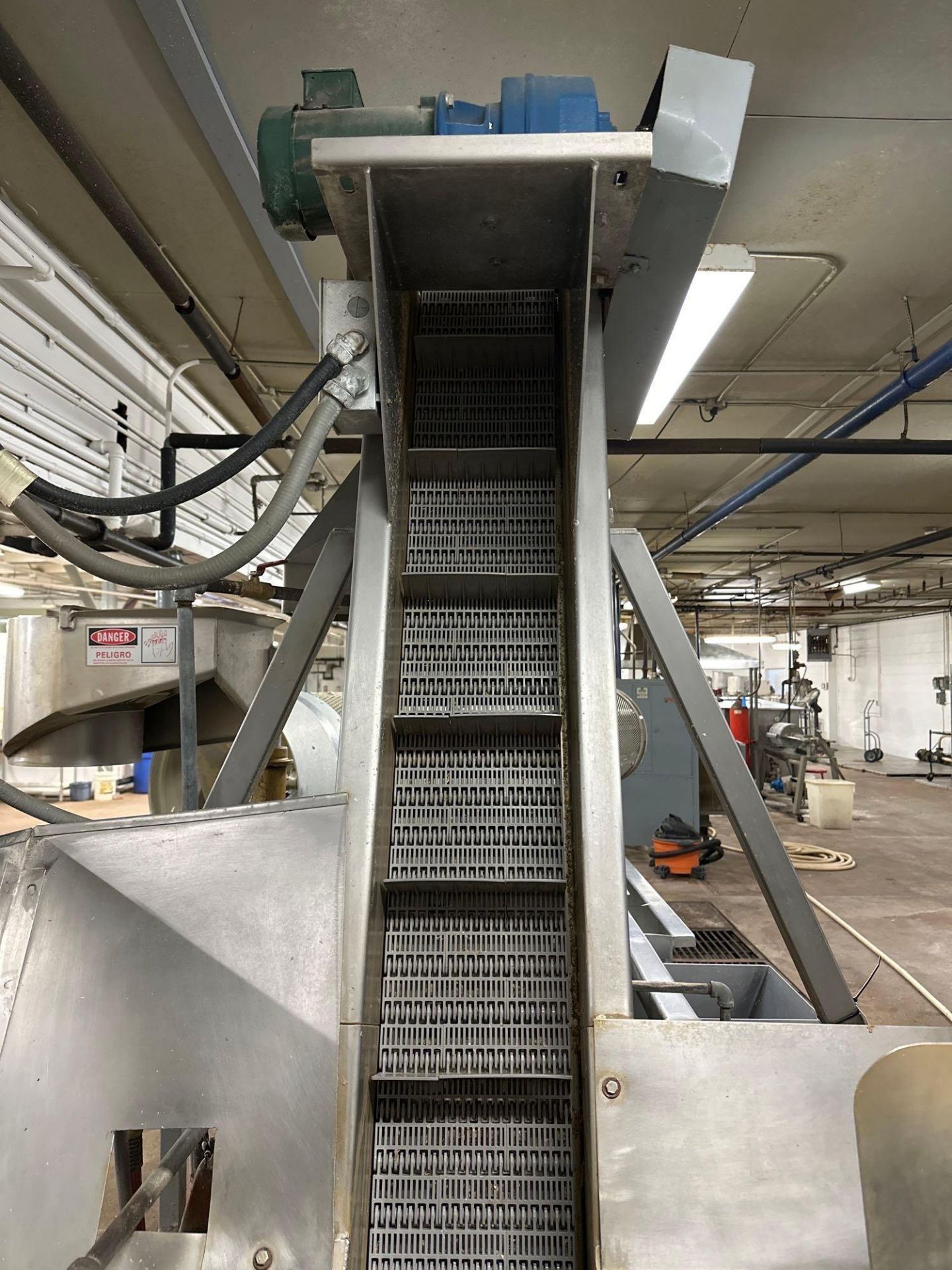 Incline Cleated Conveyor with Stainless Steel Active Bottom Hopper - Image 4 of 9