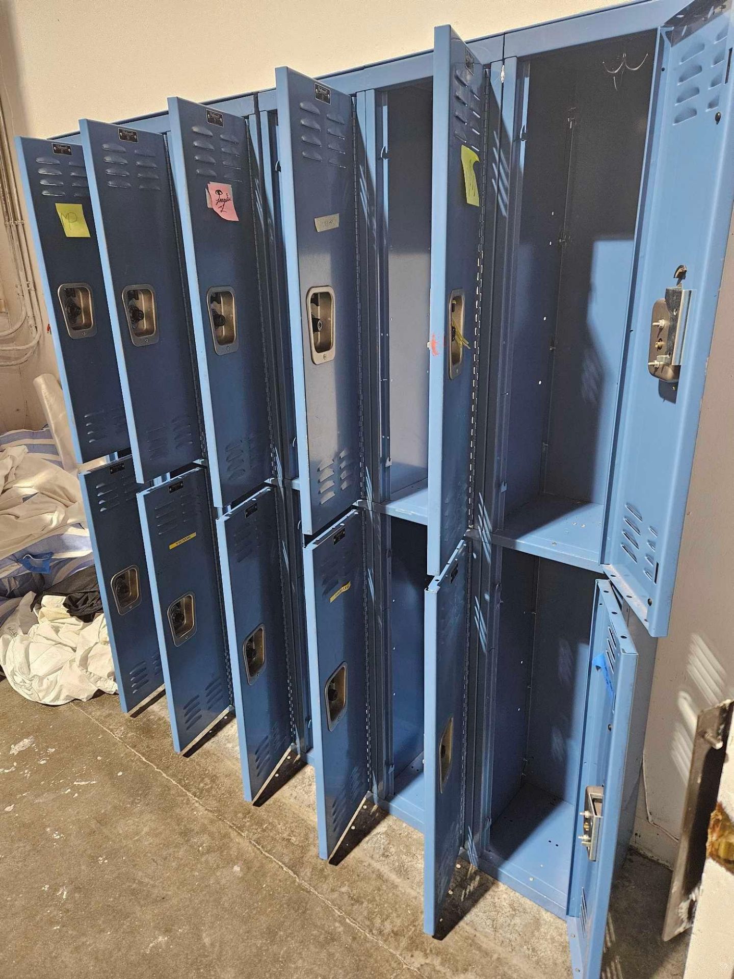 Lockers - Image 2 of 3