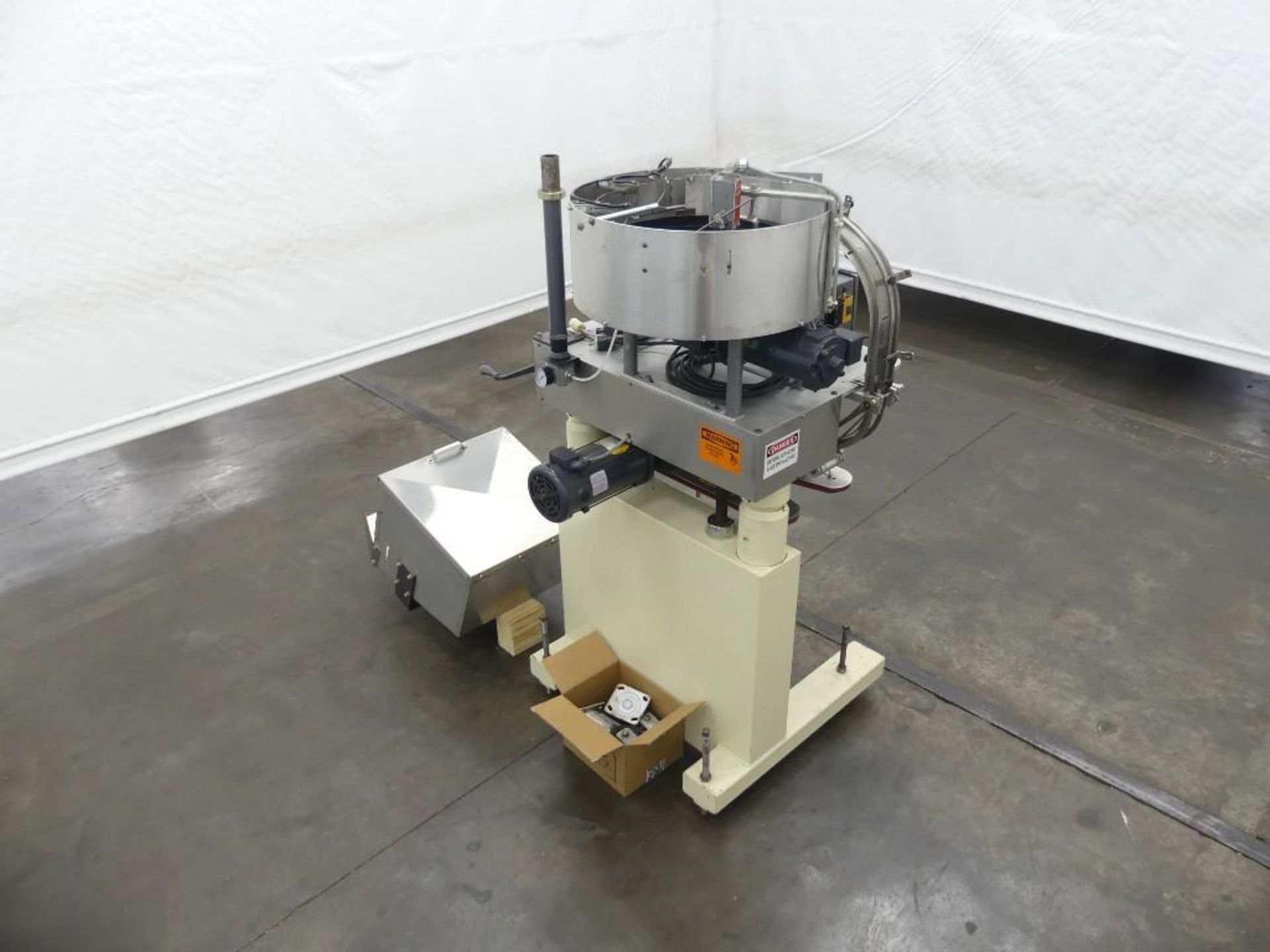 Kaps-All Model E4 Spindle Capper with a Feed Systems FSRF-24 Cap Feeder - Bild 4 aus 35