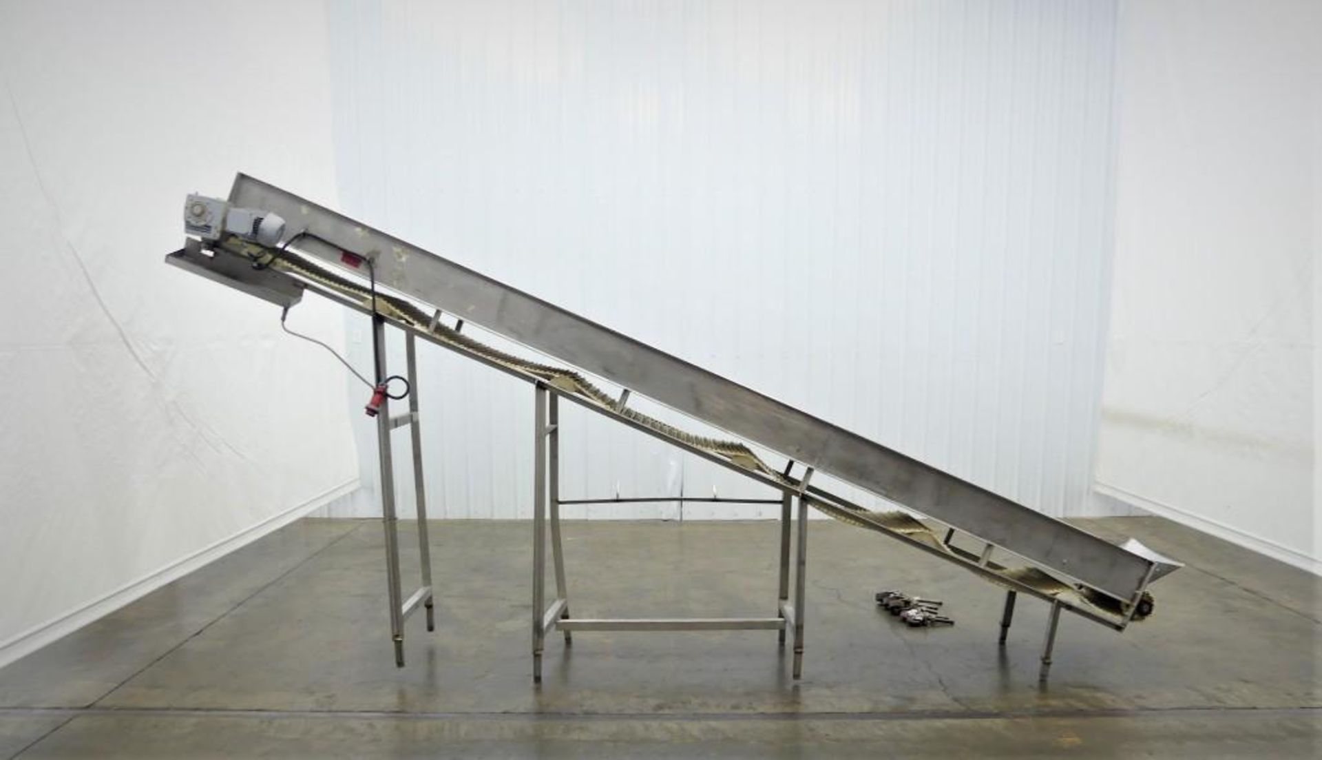 Plastic Mat Top Inclined Conveyor 92" Discharge