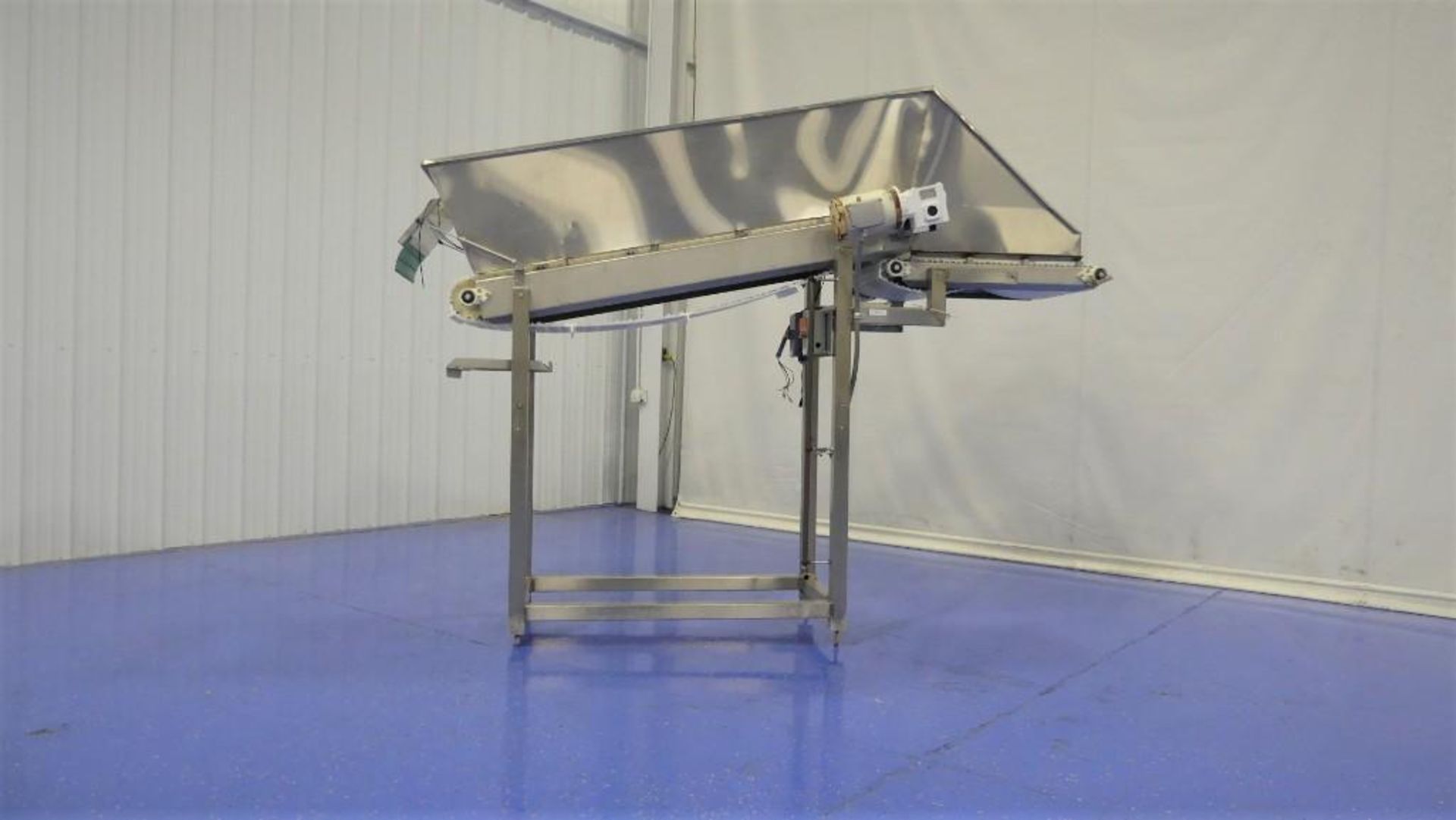 Cleated Incline Conveyor with SS Product Hopper