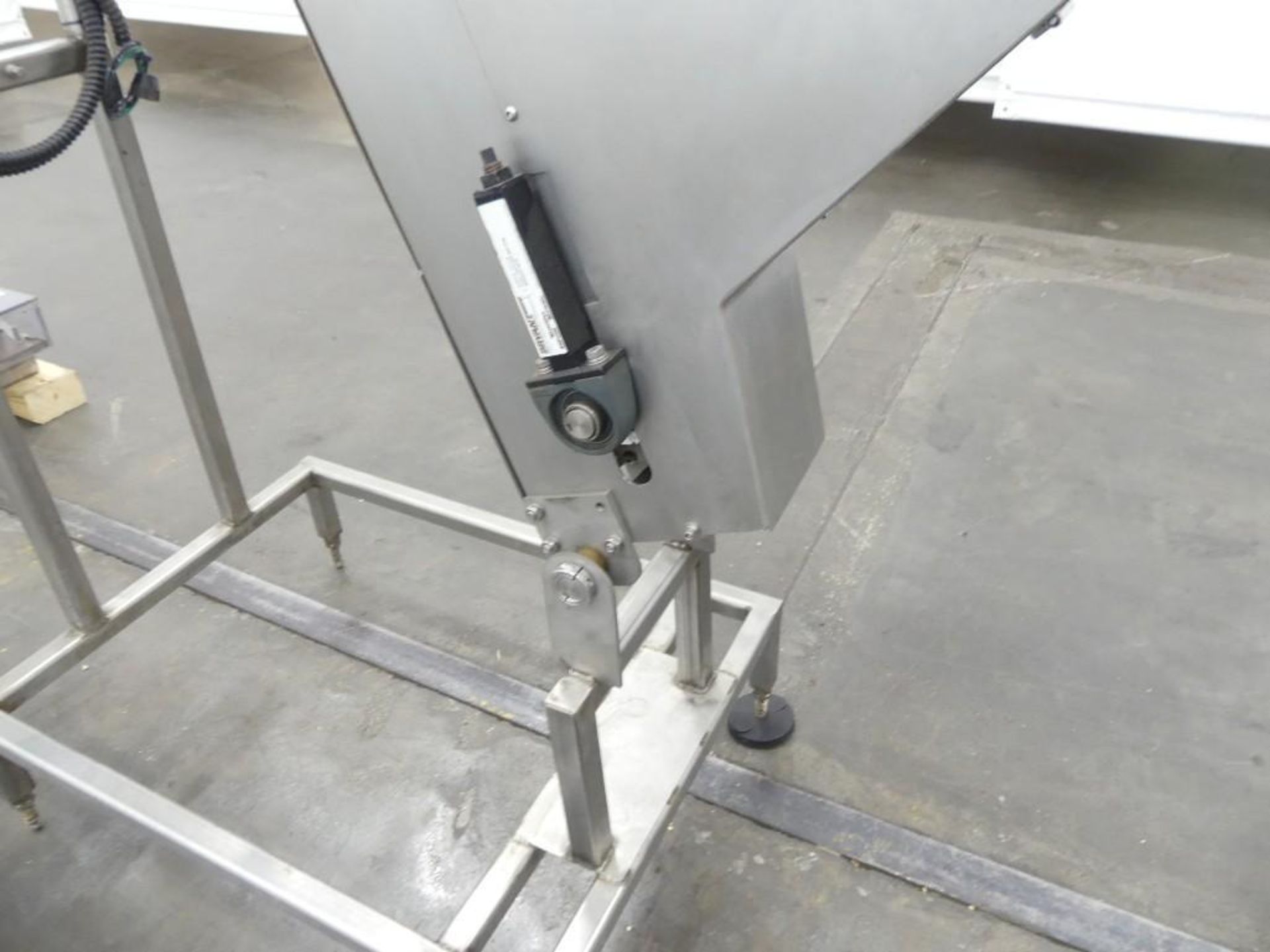 Resina NRCF 44 HE Snap Capper with Hopper and Incline Conveyor - Image 7 of 42