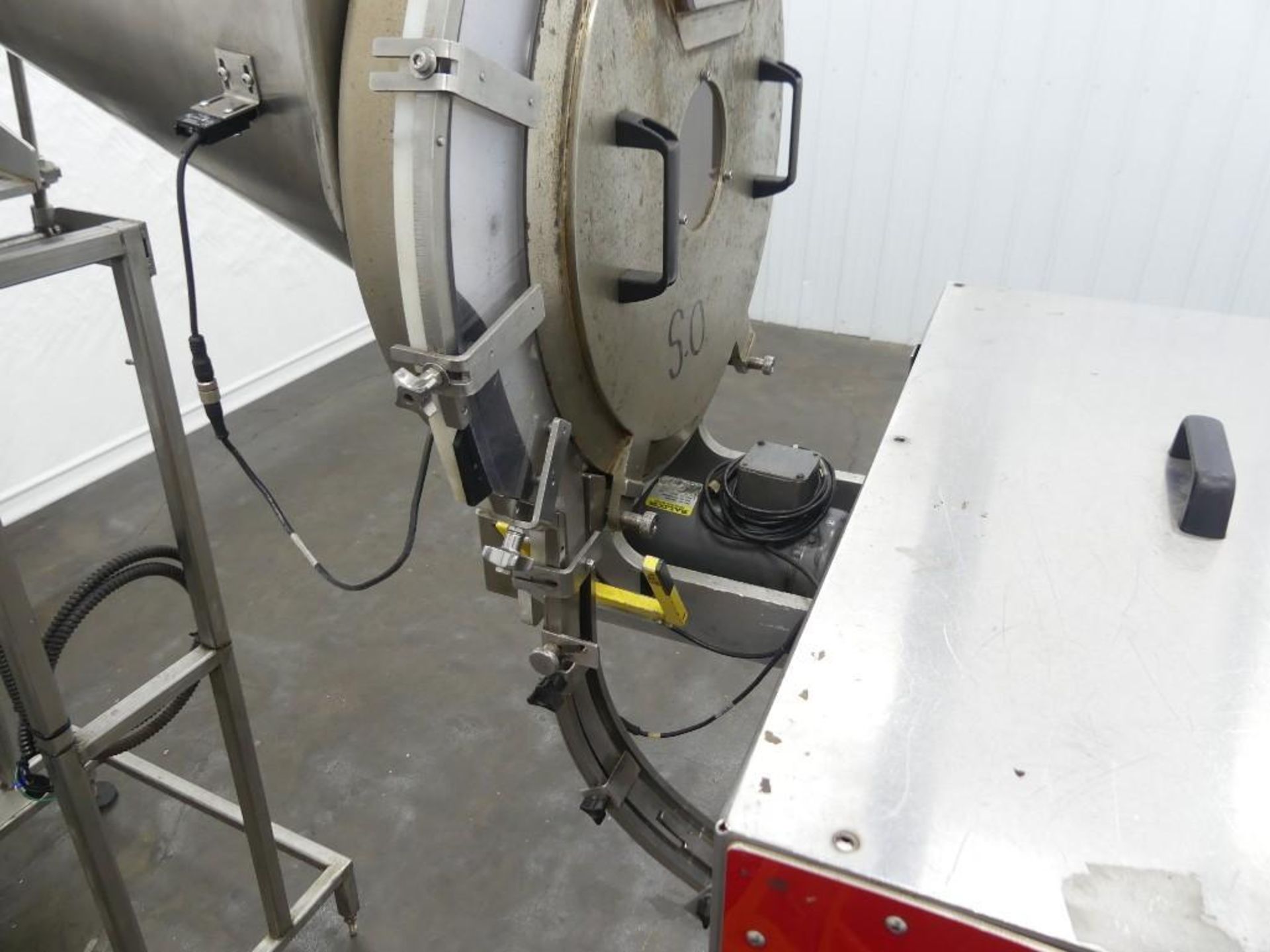 Resina NRCF 44 HE Snap Capper with Hopper and Incline Conveyor - Image 19 of 42