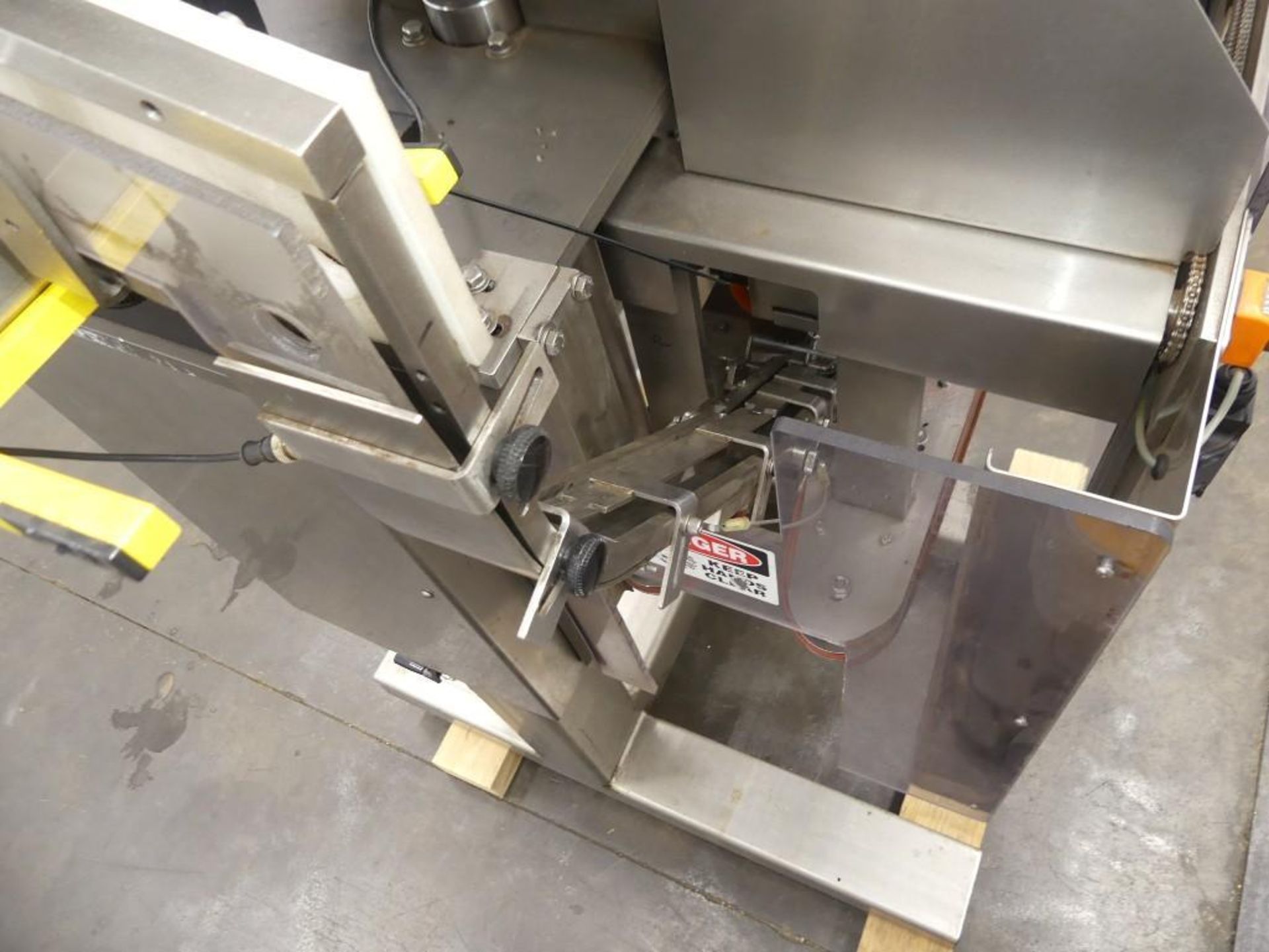 Resina NRC40 8 Head Inline Spindle Capper with Cap Hopper and Dual Gripper Belts - Image 11 of 46