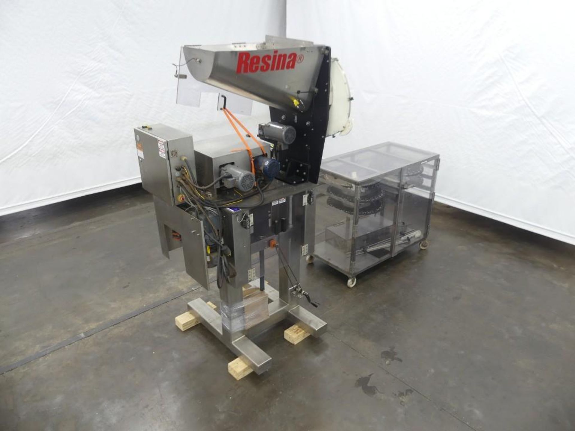 Resina NRC40 8 Head Inline Spindle Capper with Cap Hopper and Dual Gripper Belts - Image 4 of 46