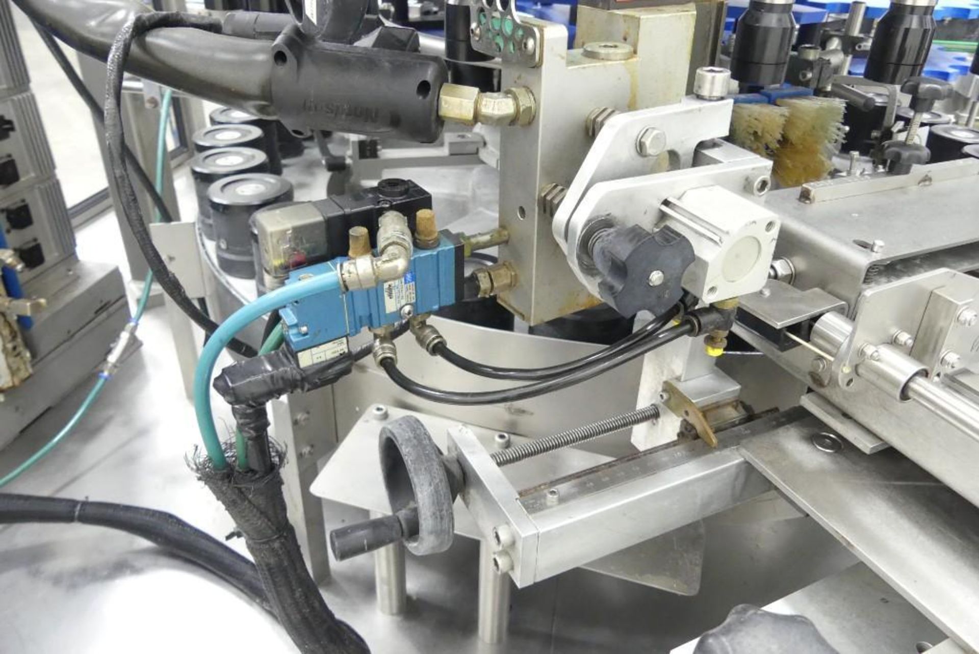 KHS Roland 32 HS High Speed Rotary Glue Labeler - Image 6 of 10