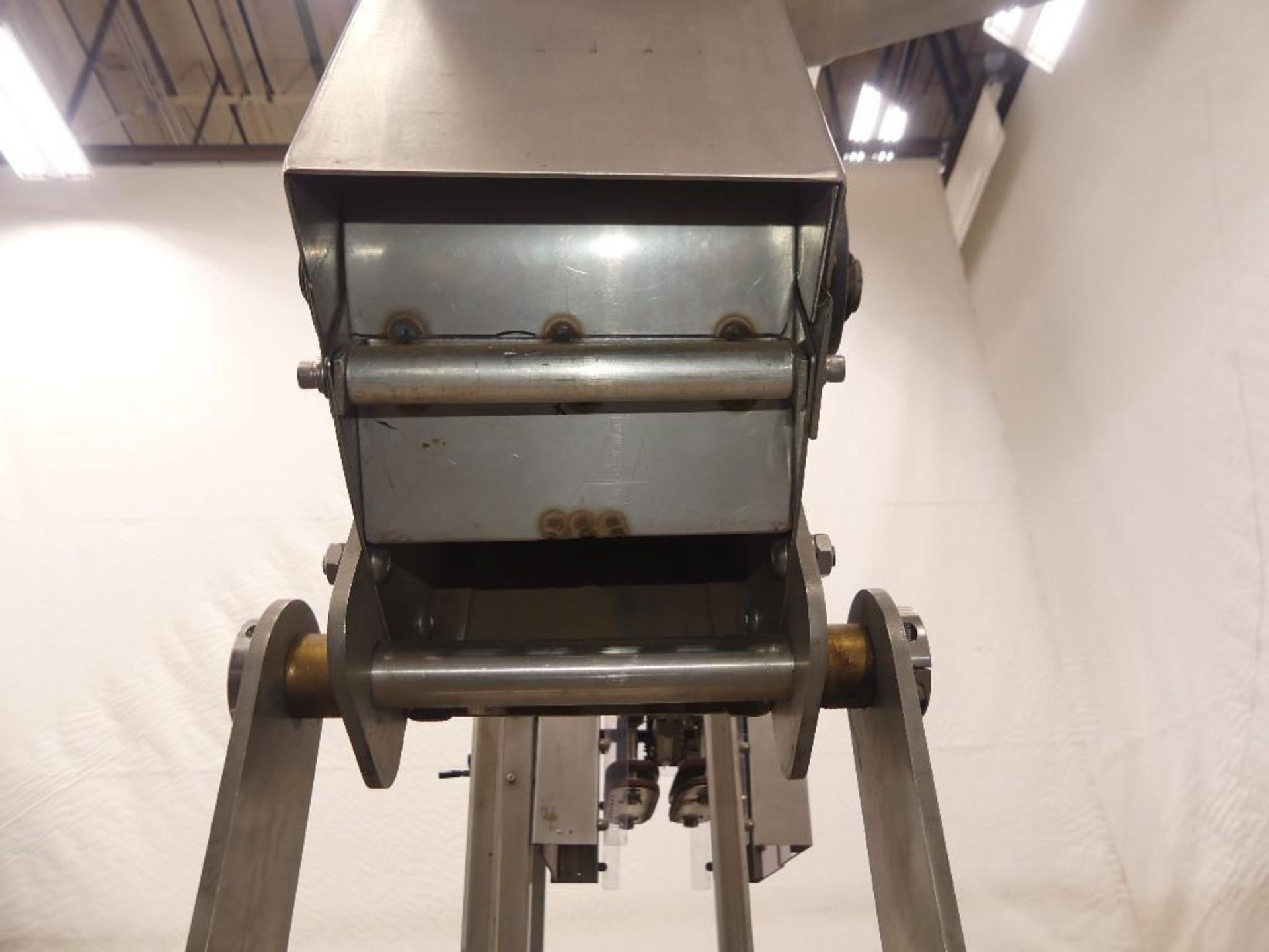 Resina NRCF 44 HE Snap Capper with Hopper and Incline Conveyor - Image 8 of 42