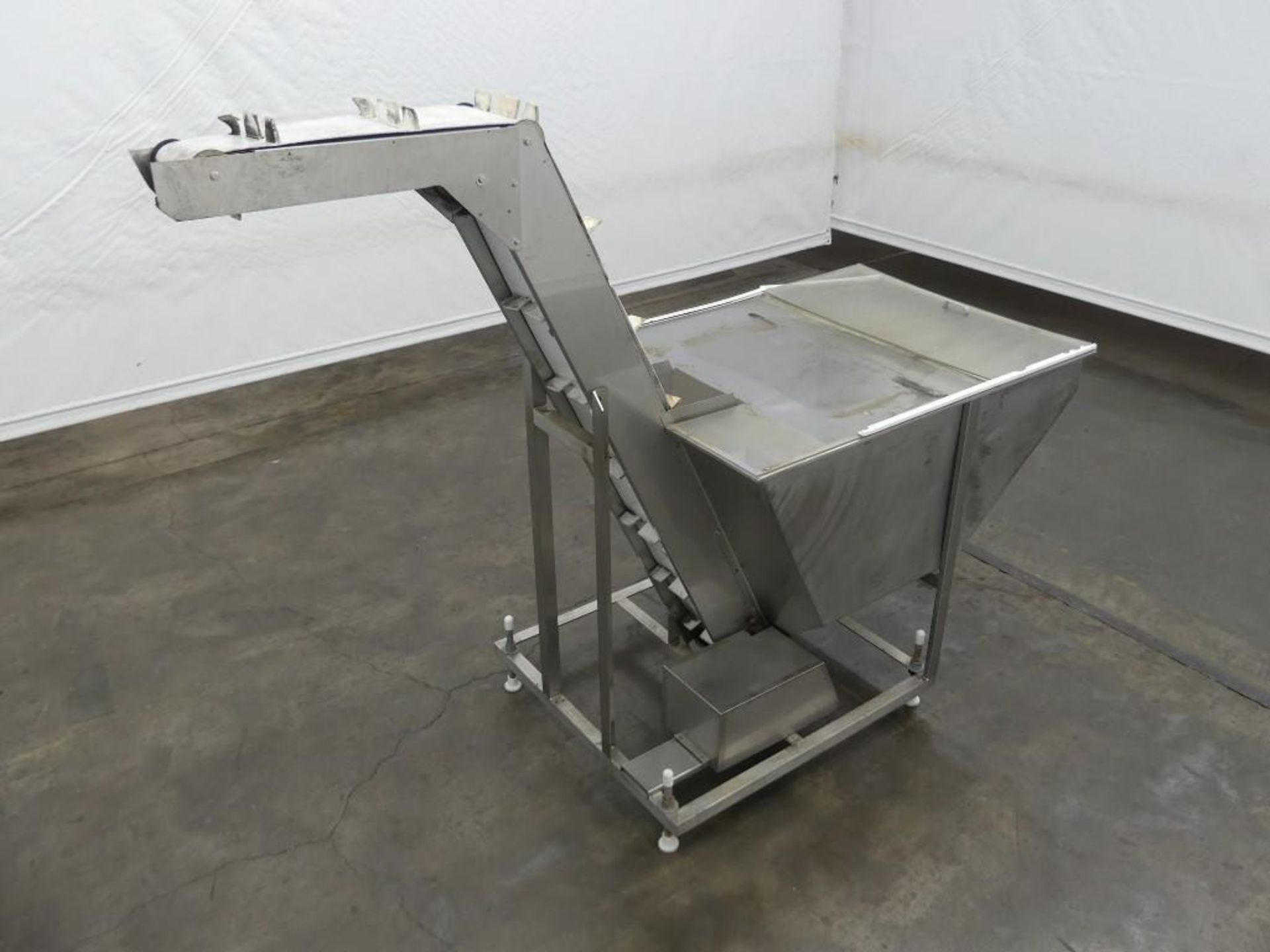 Stainless Steel Hopper with Elevating Conveyor - Image 4 of 16