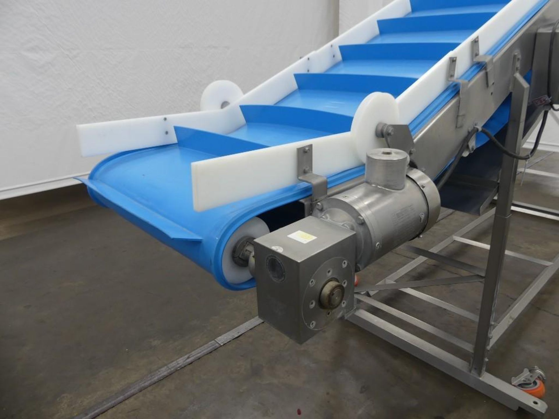 Power Belt Systems 18' L by 28" W Cleated Decline Conveyor - Image 15 of 20