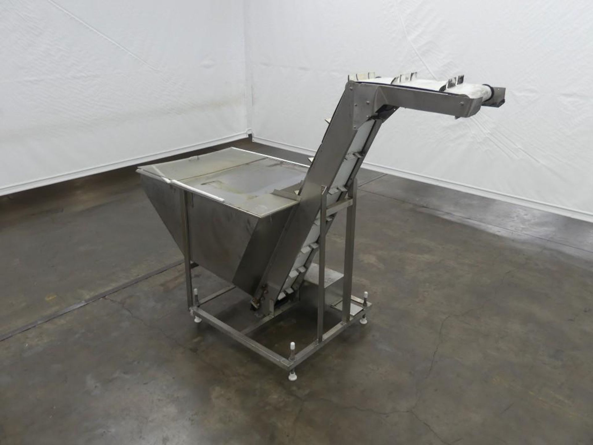 Stainless Steel Hopper with Elevating Conveyor - Image 3 of 16