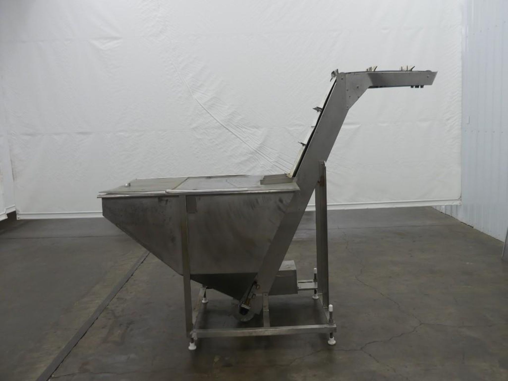 Stainless Steel Hopper with Elevating Conveyor