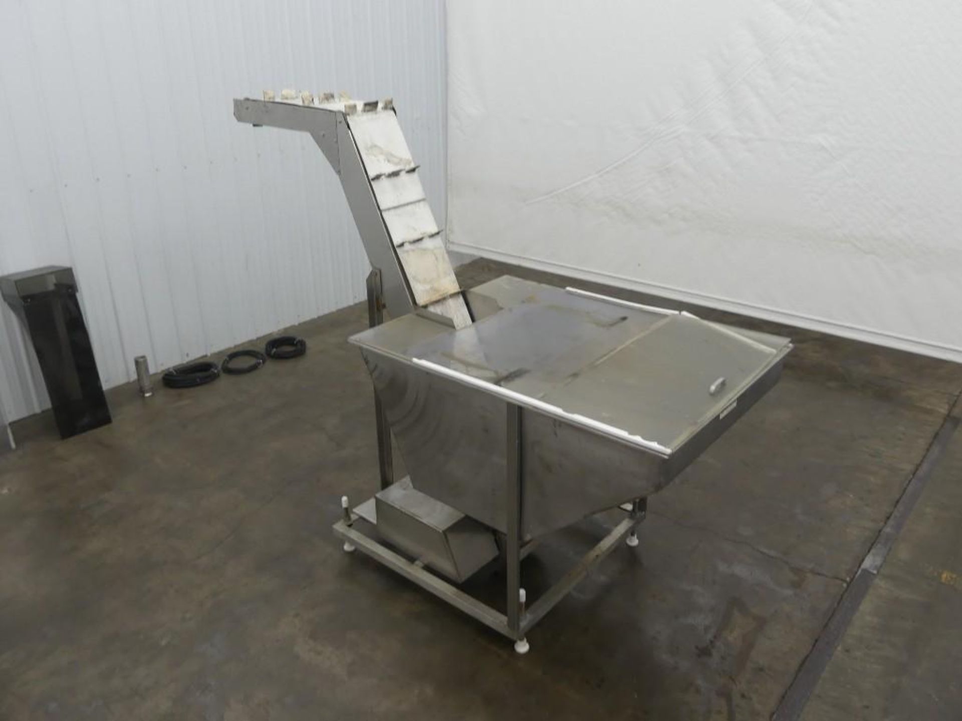 Stainless Steel Hopper with Elevating Conveyor - Image 5 of 16