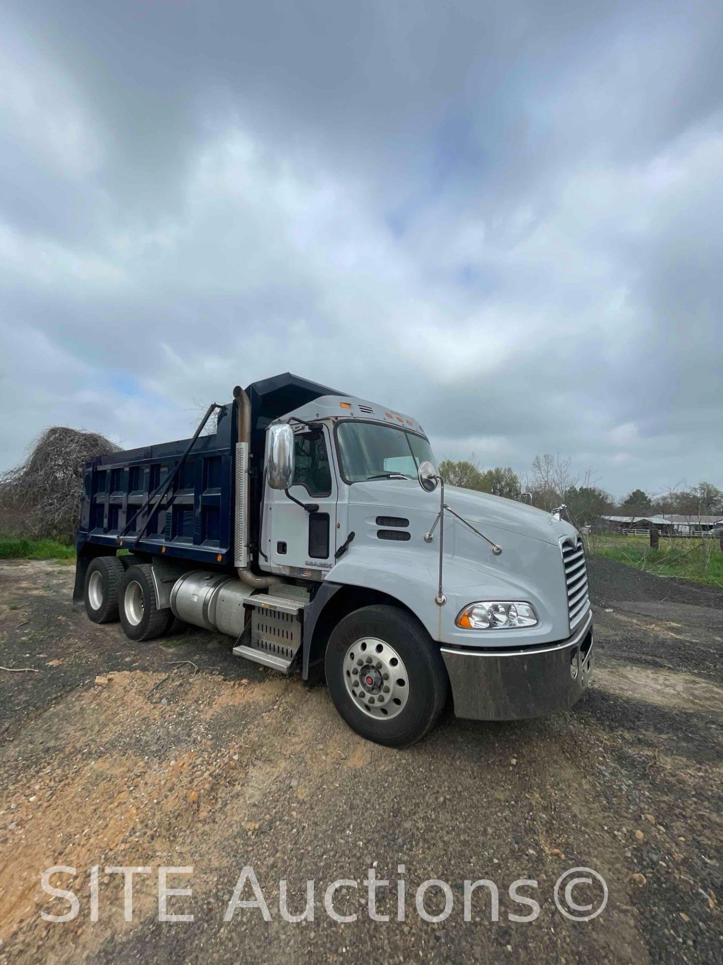 2011 Mack CXU613 T/A Dump Truck - Image 3 of 15