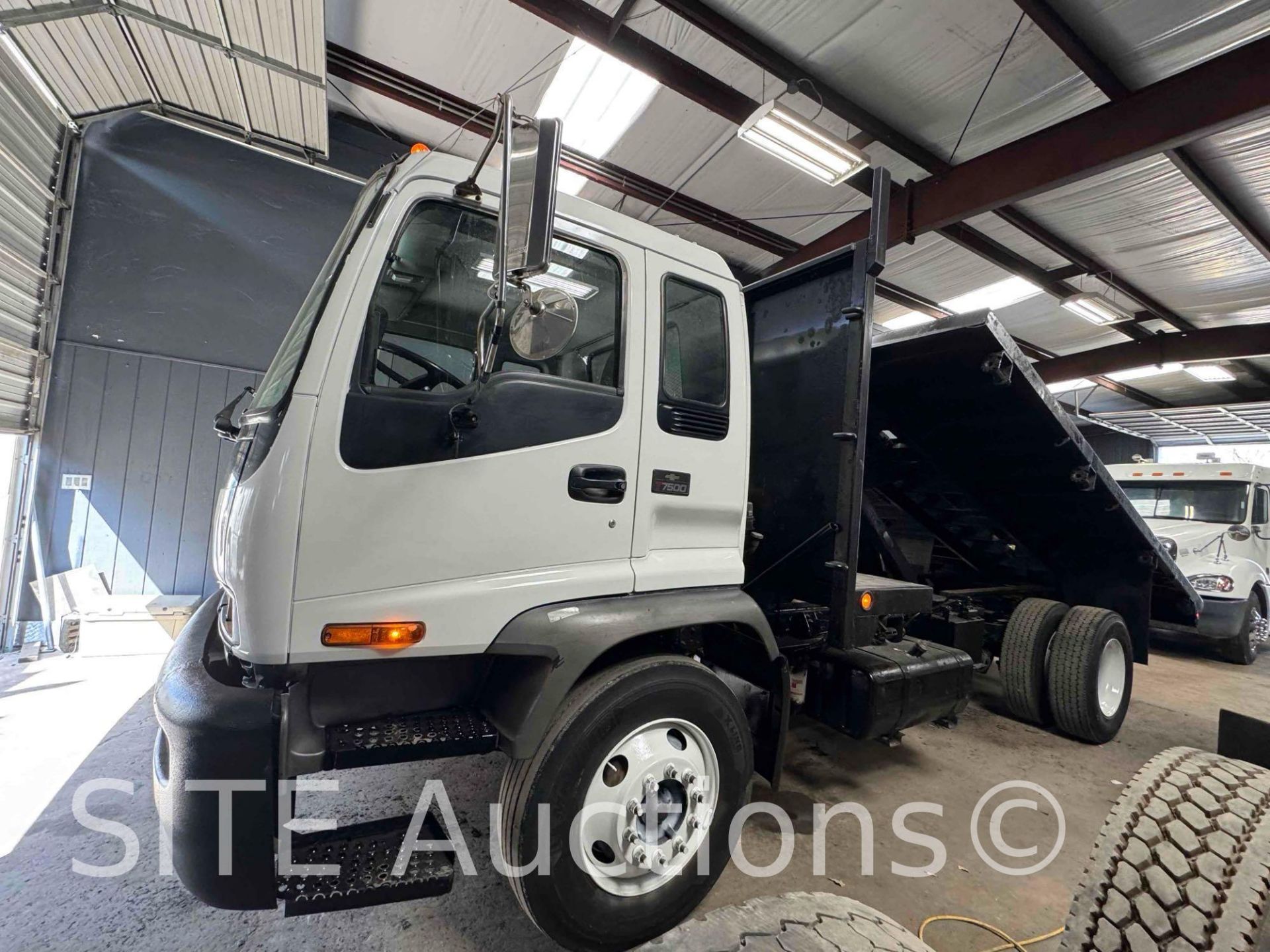 2005 Chevrolet T7500/ Isuzu FTR S/A Flatbed Truck - Image 7 of 21