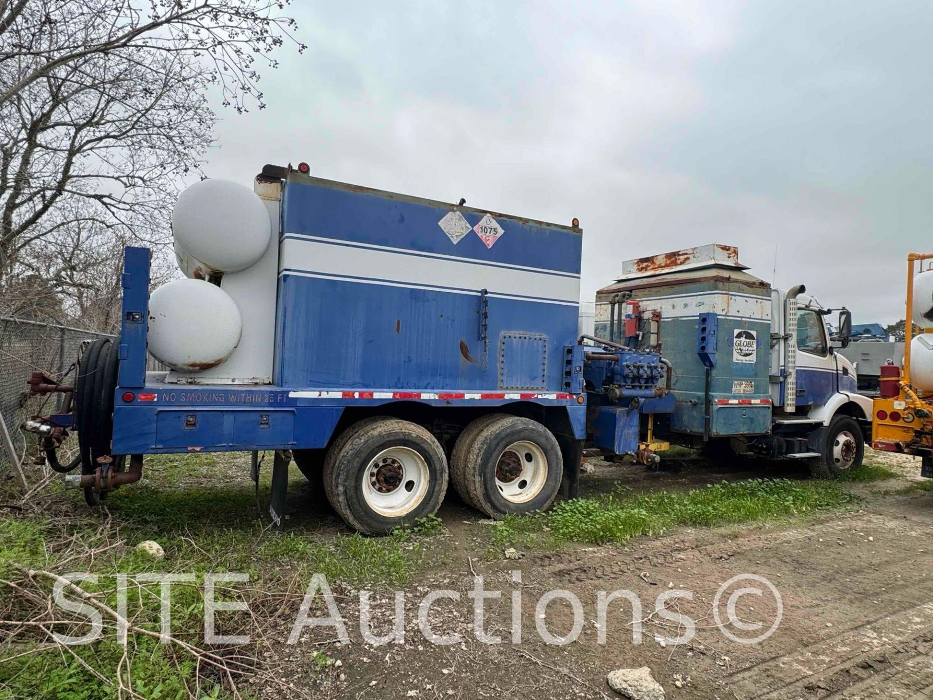 2005 Volvo VHD T/A Hot Oil Truck - Image 2 of 25