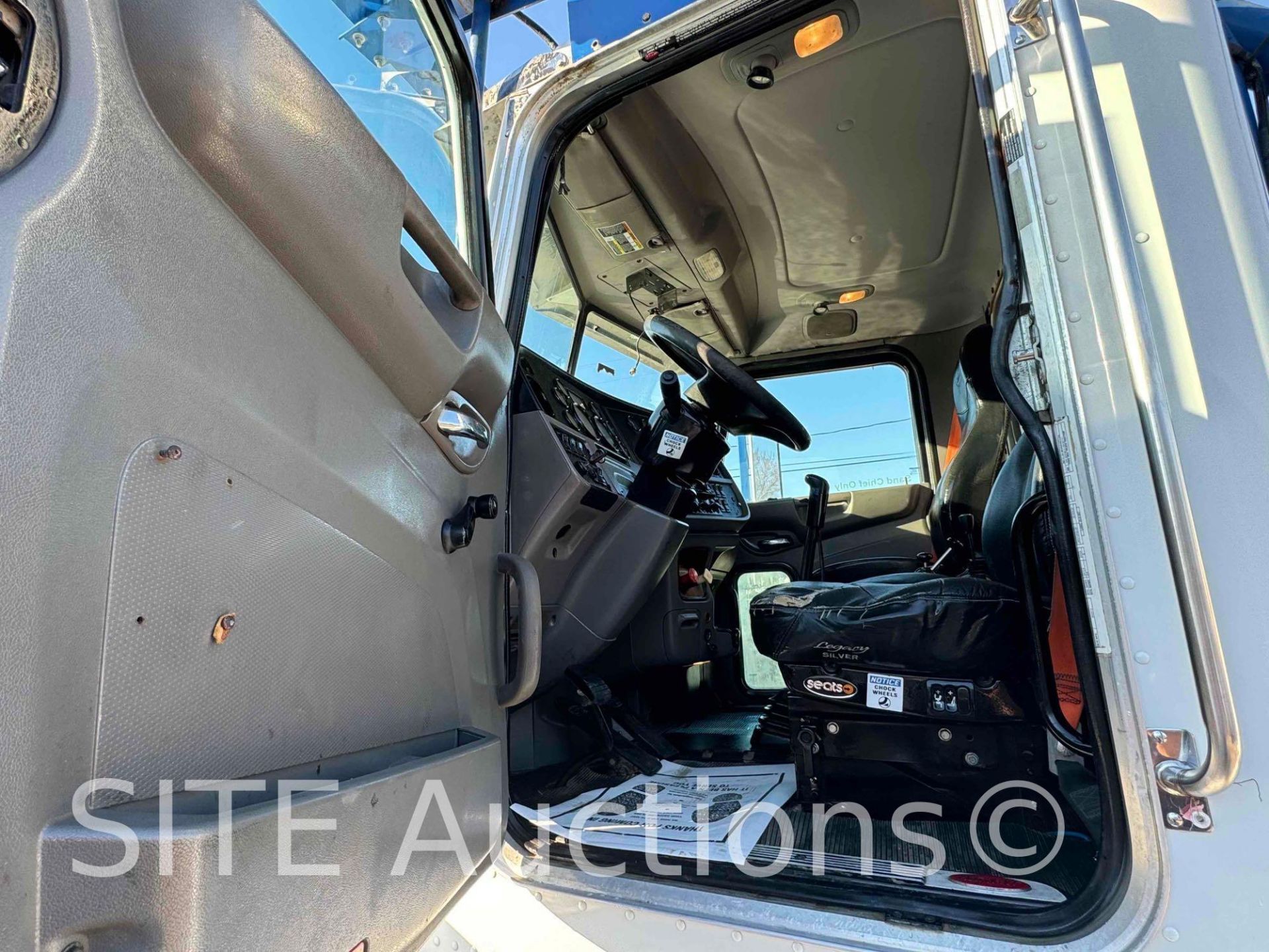 2012 Peterbilt 365 T/A Daycab Truck Tractor - Image 11 of 19