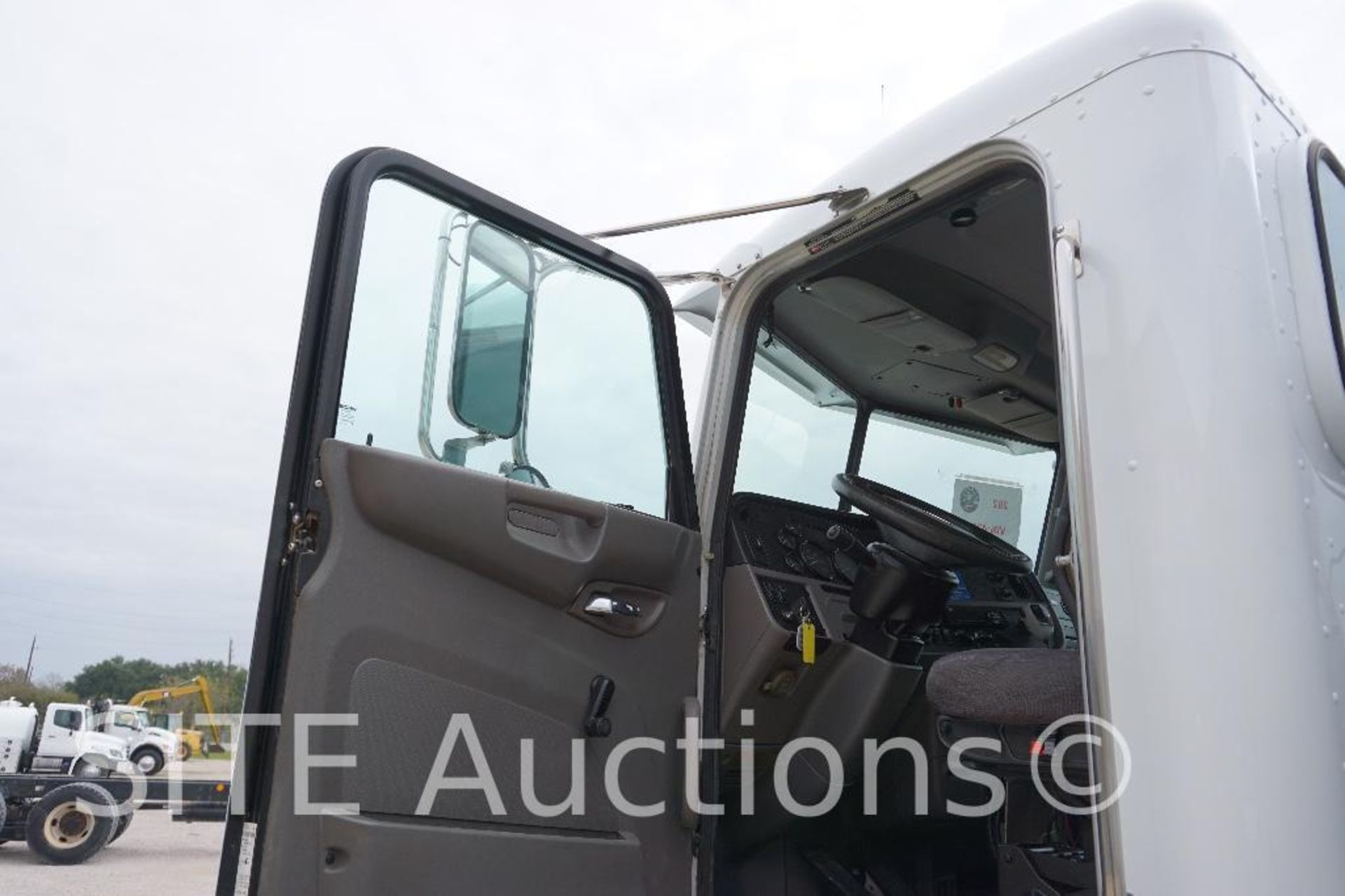 2014 Peterbilt 365 T/A Water Truck - Image 38 of 45