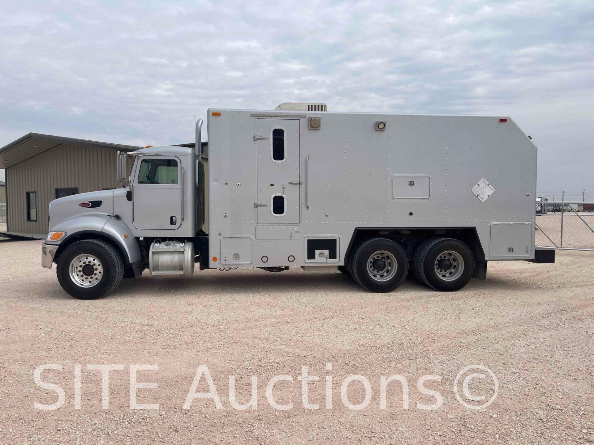 2006 Peterbilt 335 T/A Wireline Truck - Image 2 of 15