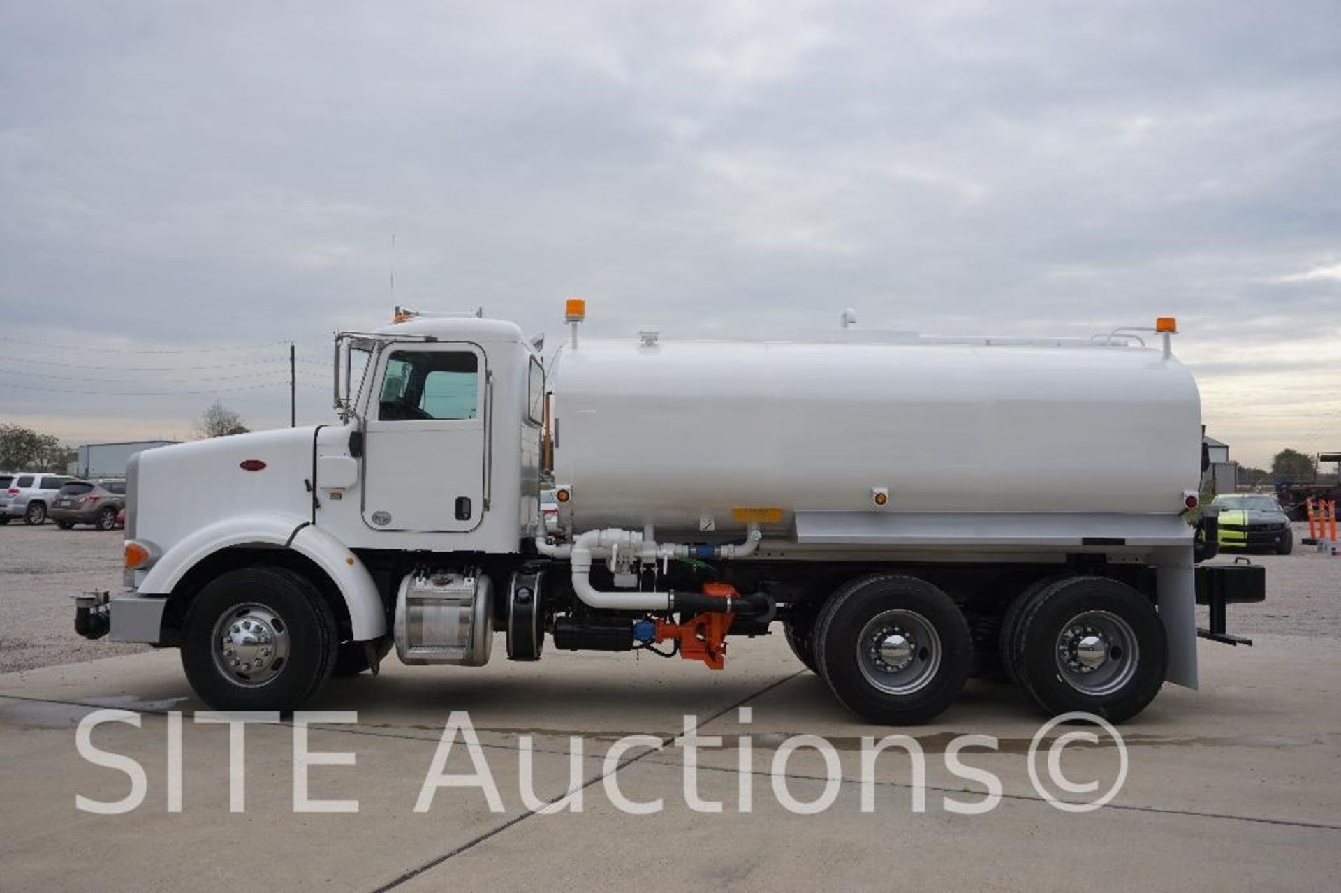 2014 Peterbilt 365 T/A Water Truck - Image 2 of 45