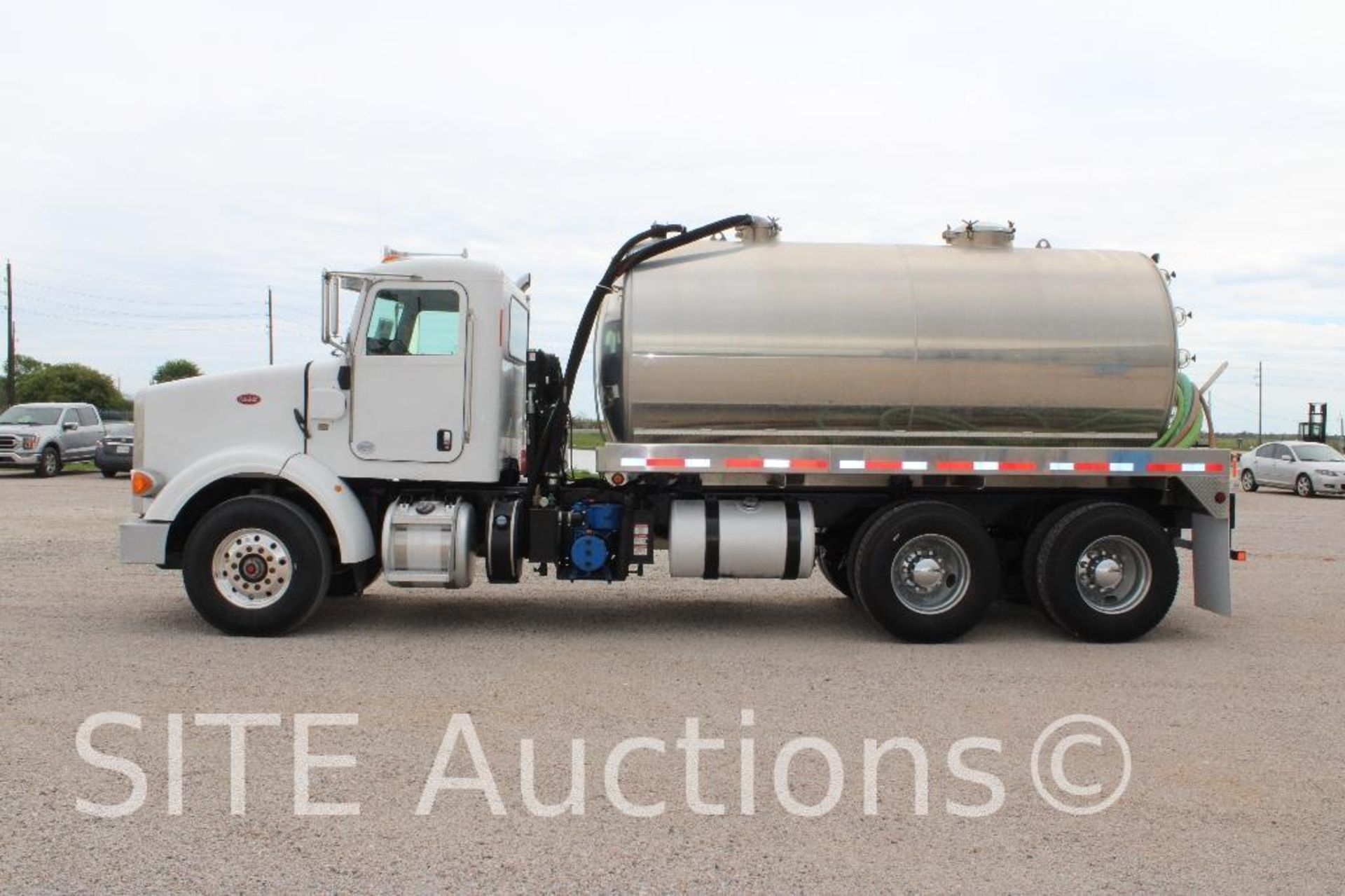 2014 Peterbilt 365 T/A Vacuum Truck - Image 2 of 9