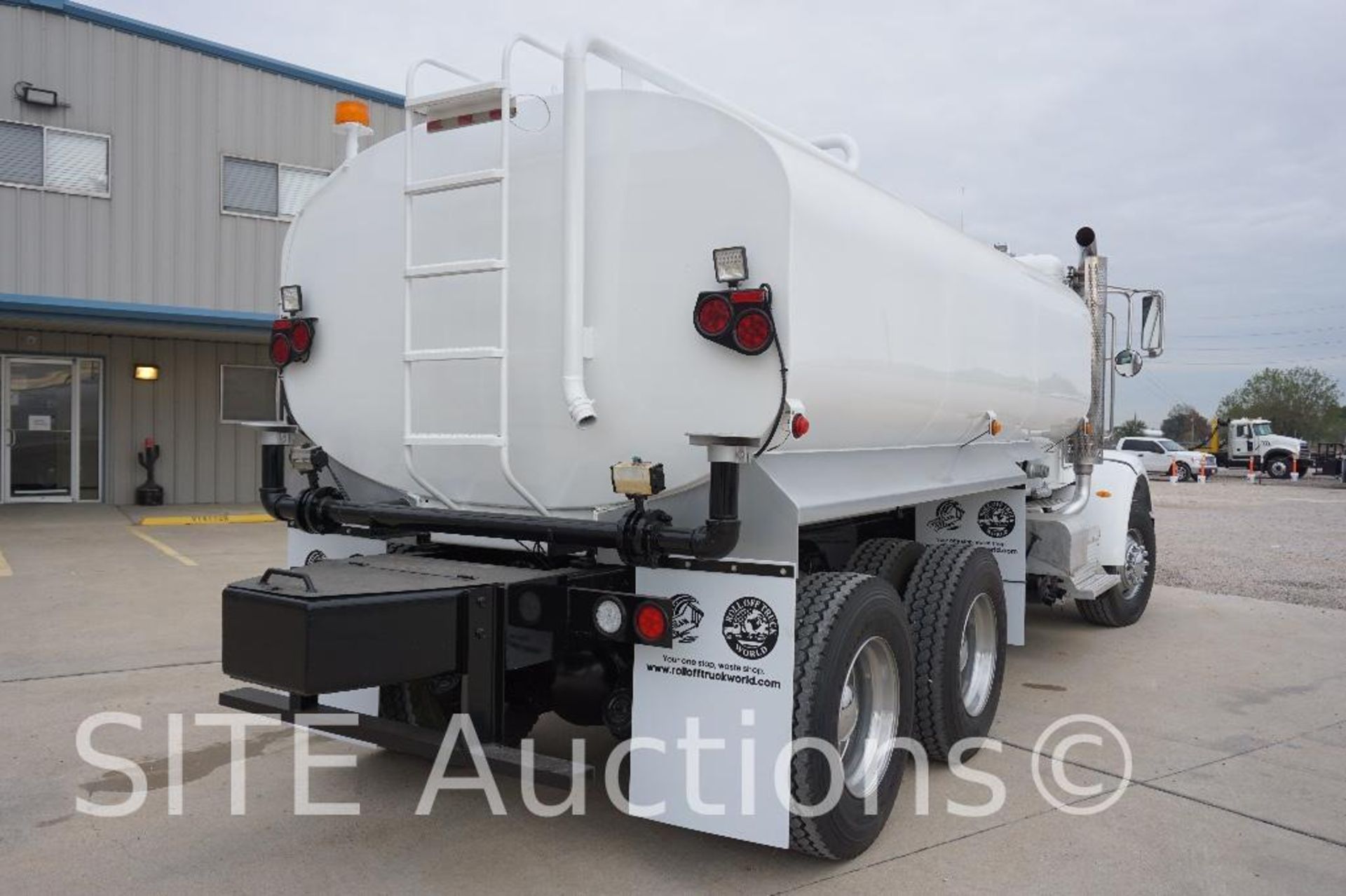 2014 Peterbilt 365 T/A Water Truck - Image 7 of 45