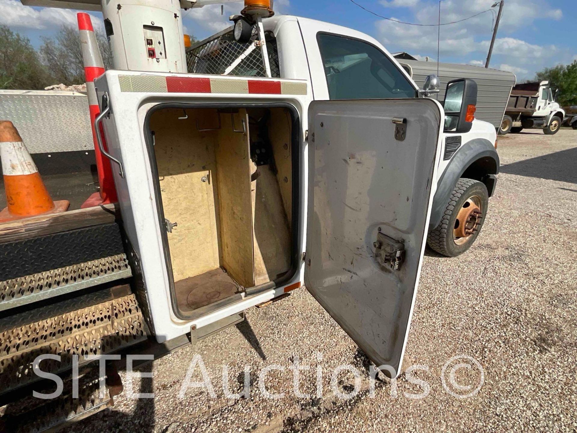 2009 Ford F550 SD Bucket Truck - Image 7 of 30