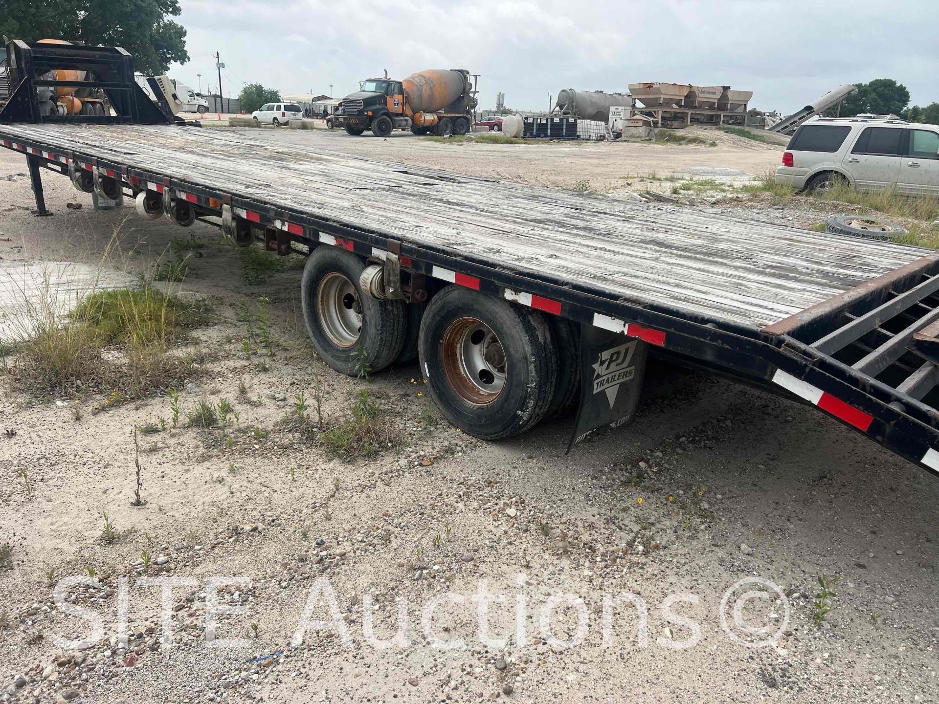 Gooseneck T/A Flatbed Trailer w/ Ramps - Image 7 of 11