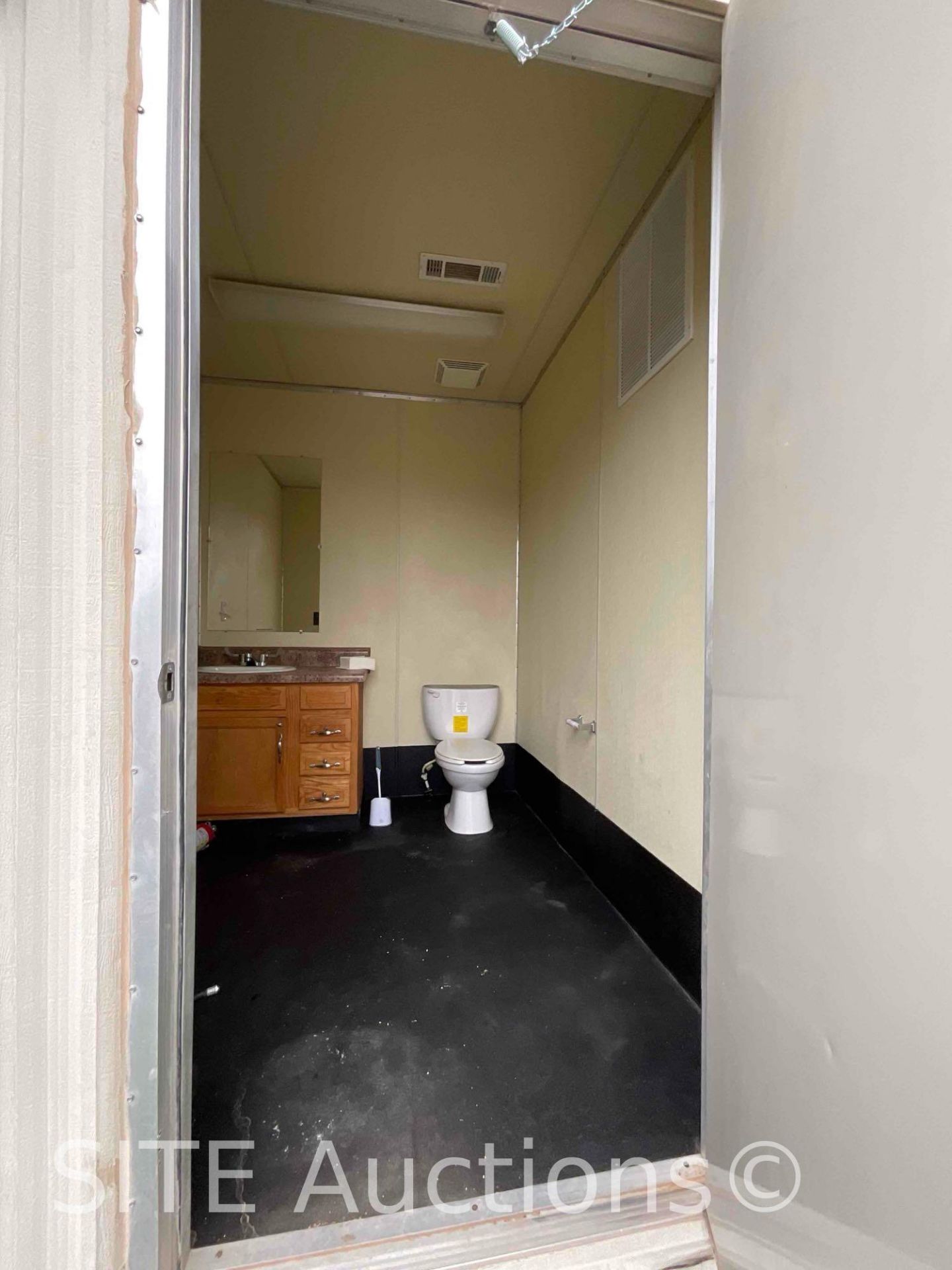 T/A Portable Bathroom Trailer - Image 24 of 25