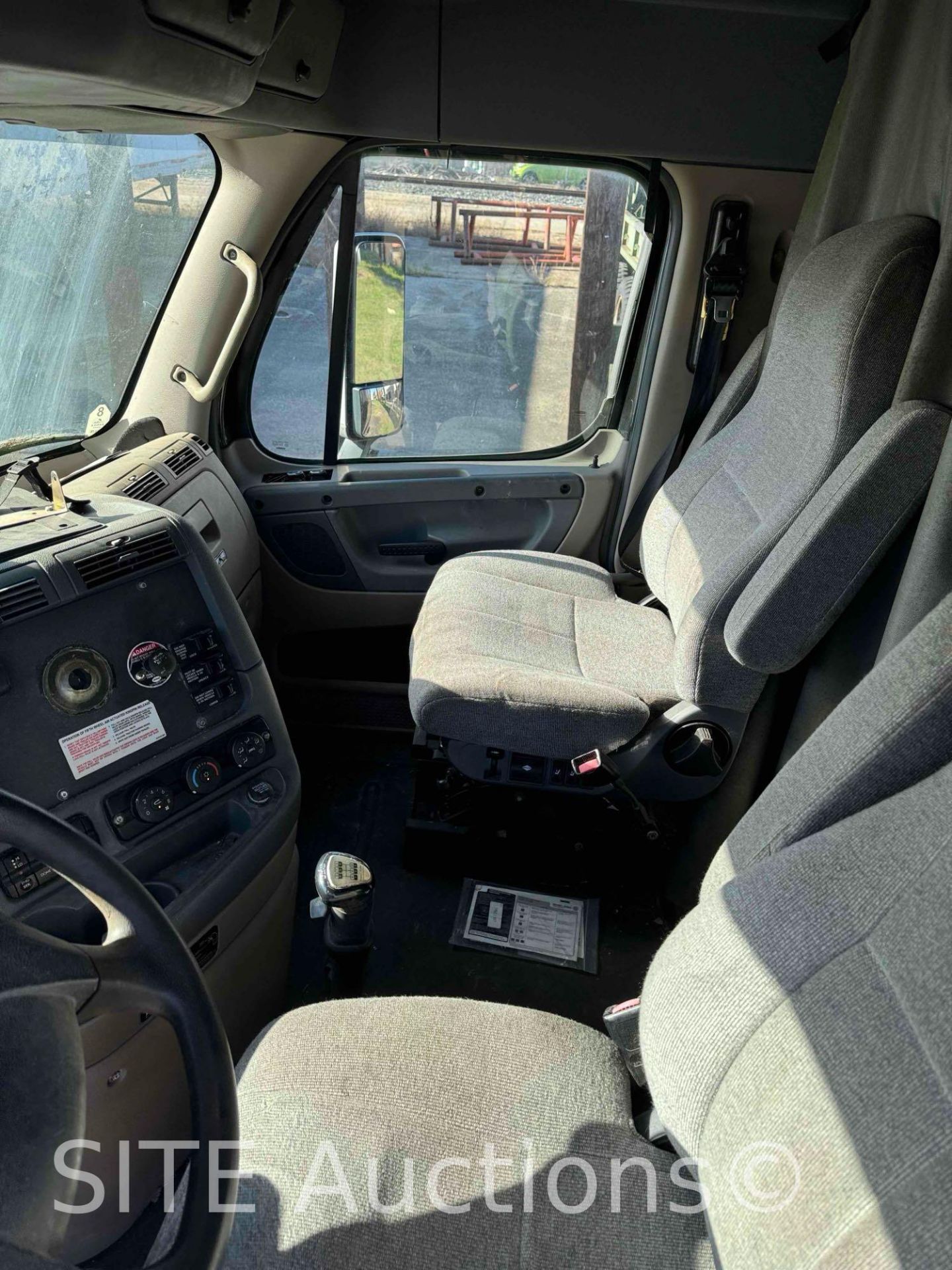 2010 Freightliner Cascadia T/A Sleeper Truck Tractor - Image 29 of 39