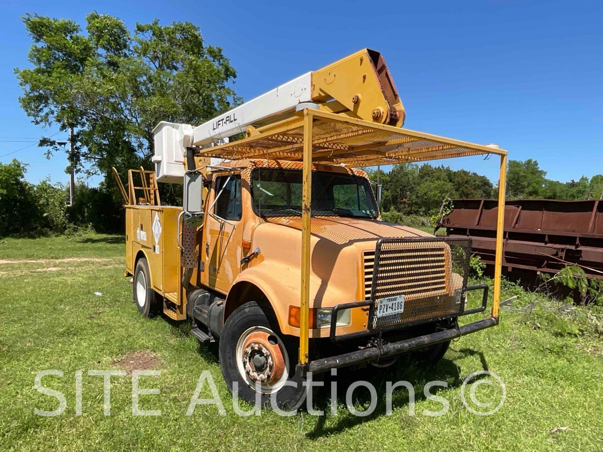 1993 International 4700 S/A Bucket Truck - Image 2 of 21