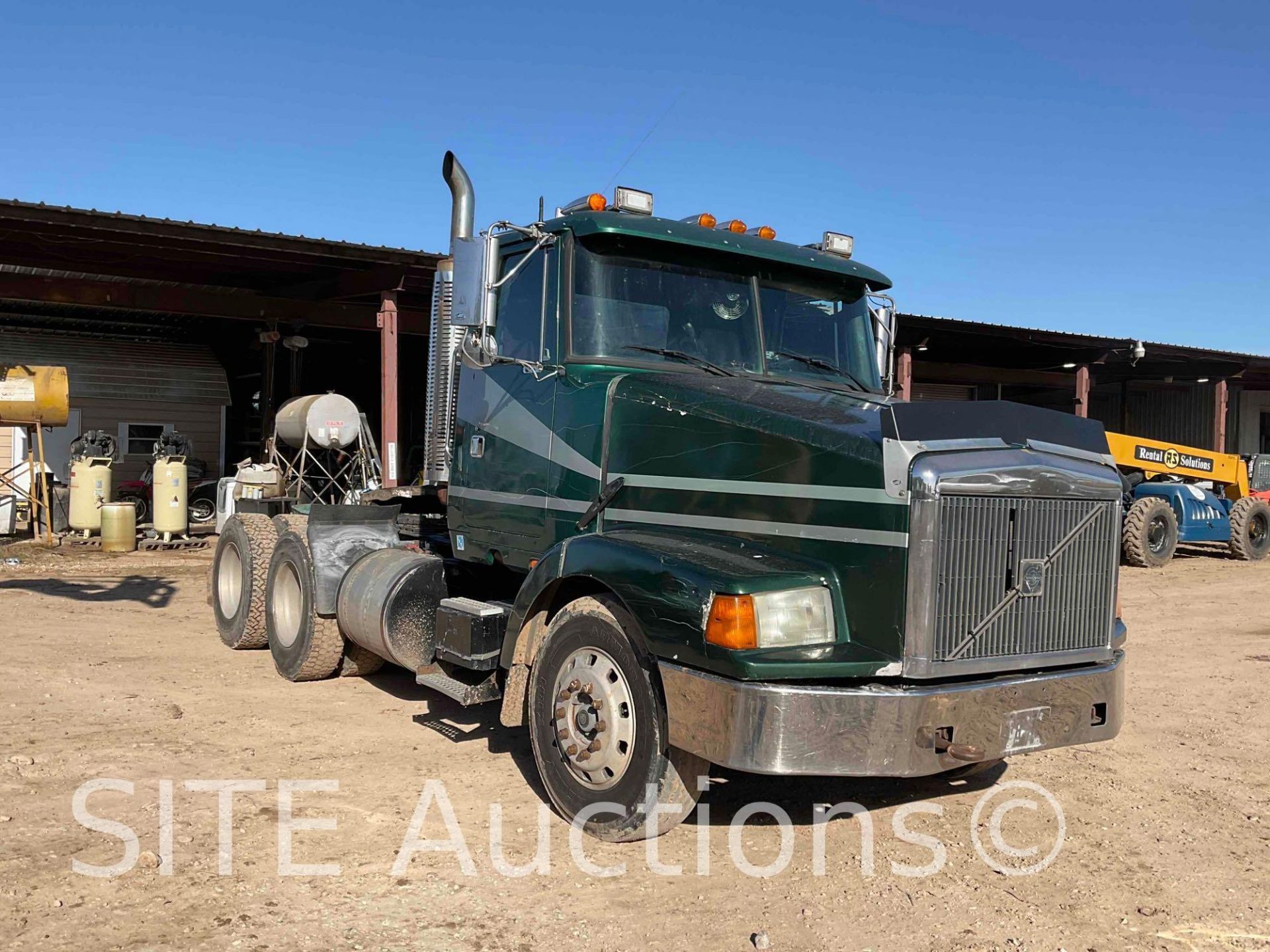 1996 Volvo WCA T/A Daycab Truck Tractor - Image 3 of 32
