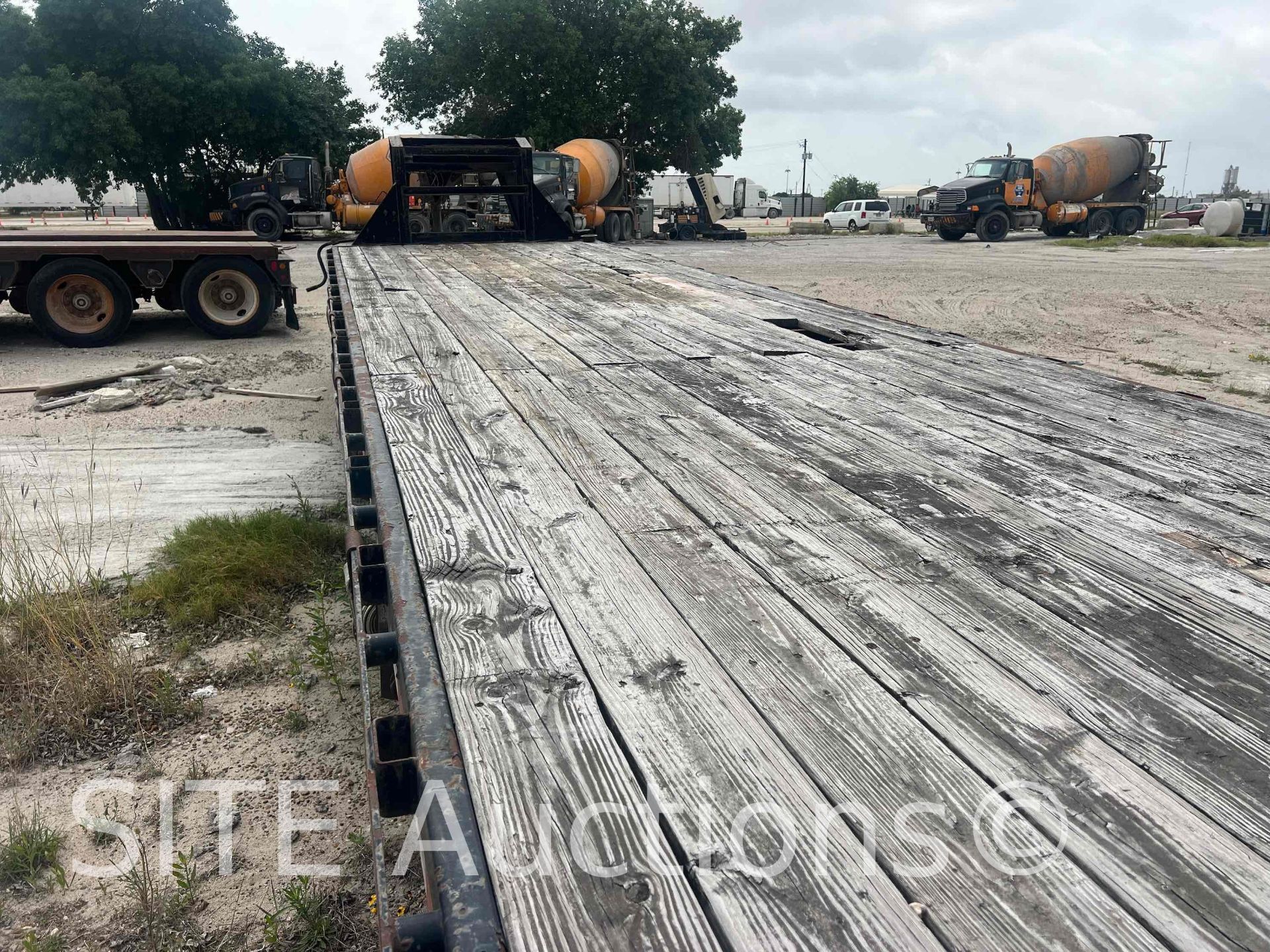 Gooseneck T/A Flatbed Trailer w/ Ramps - Image 8 of 11