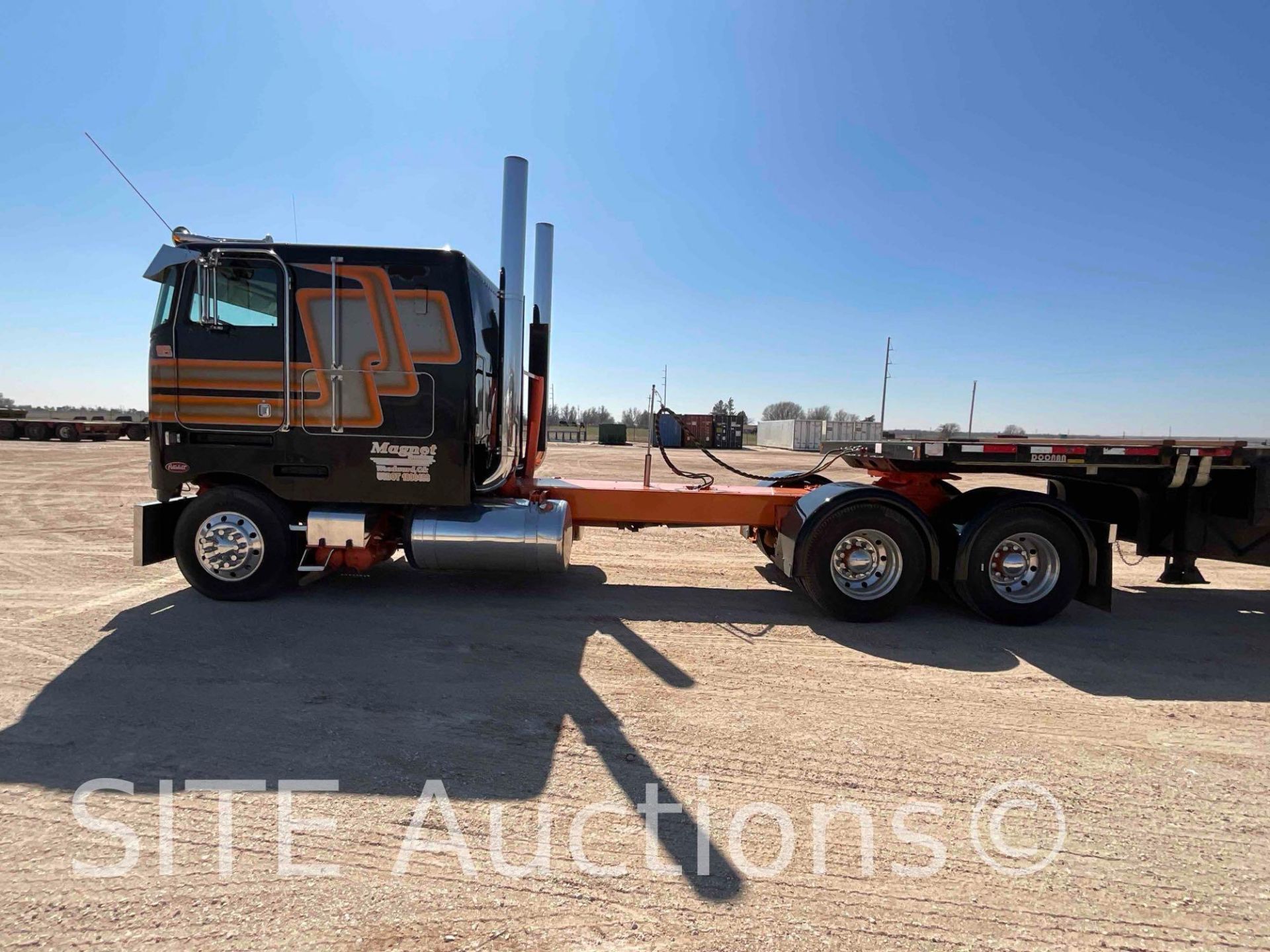 Peterbilt COE T/A Sleeper Truck Tractor - Image 8 of 39