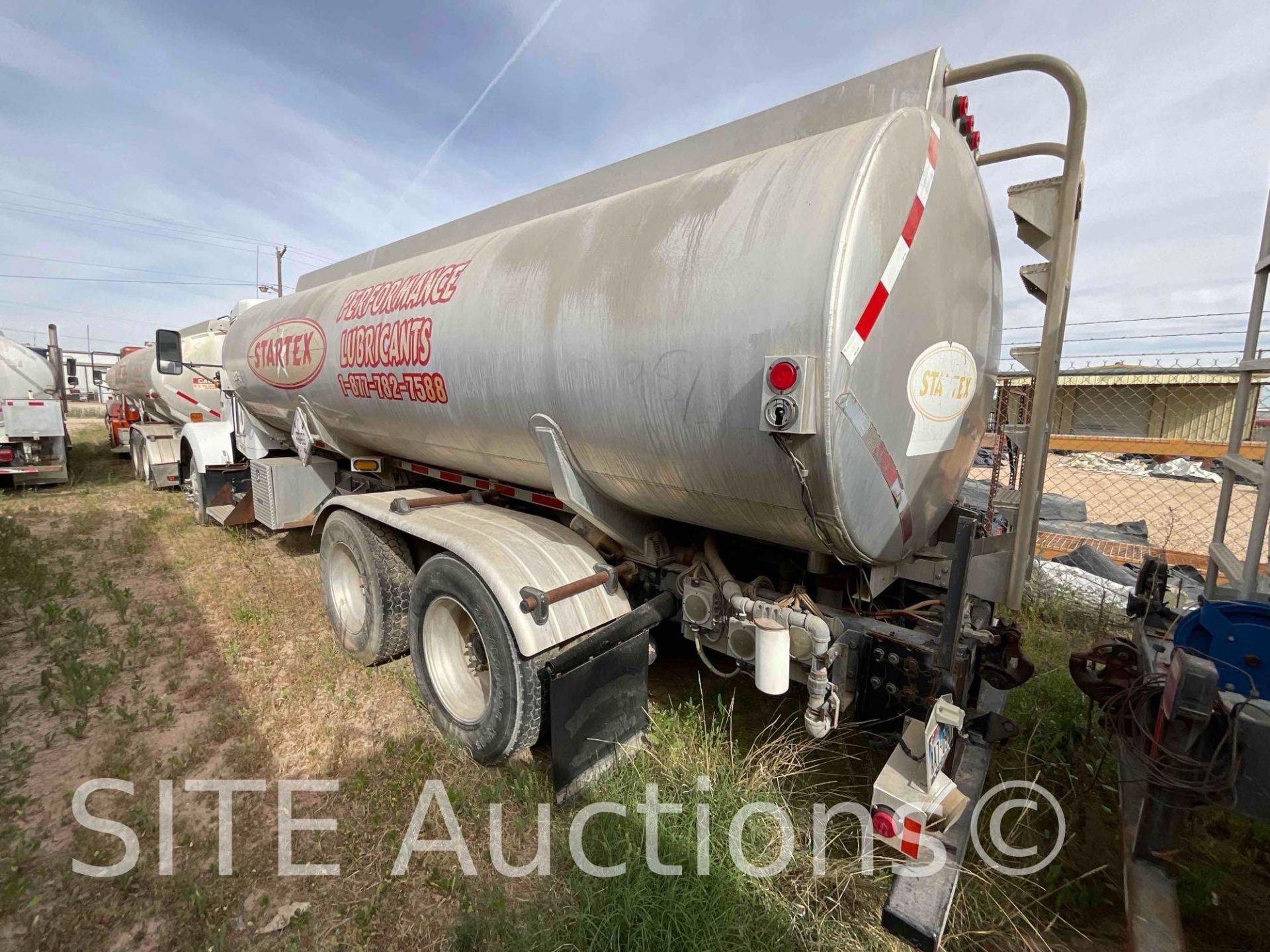 2004 Kenworth T800 T/A Fuel Truck - Image 15 of 28