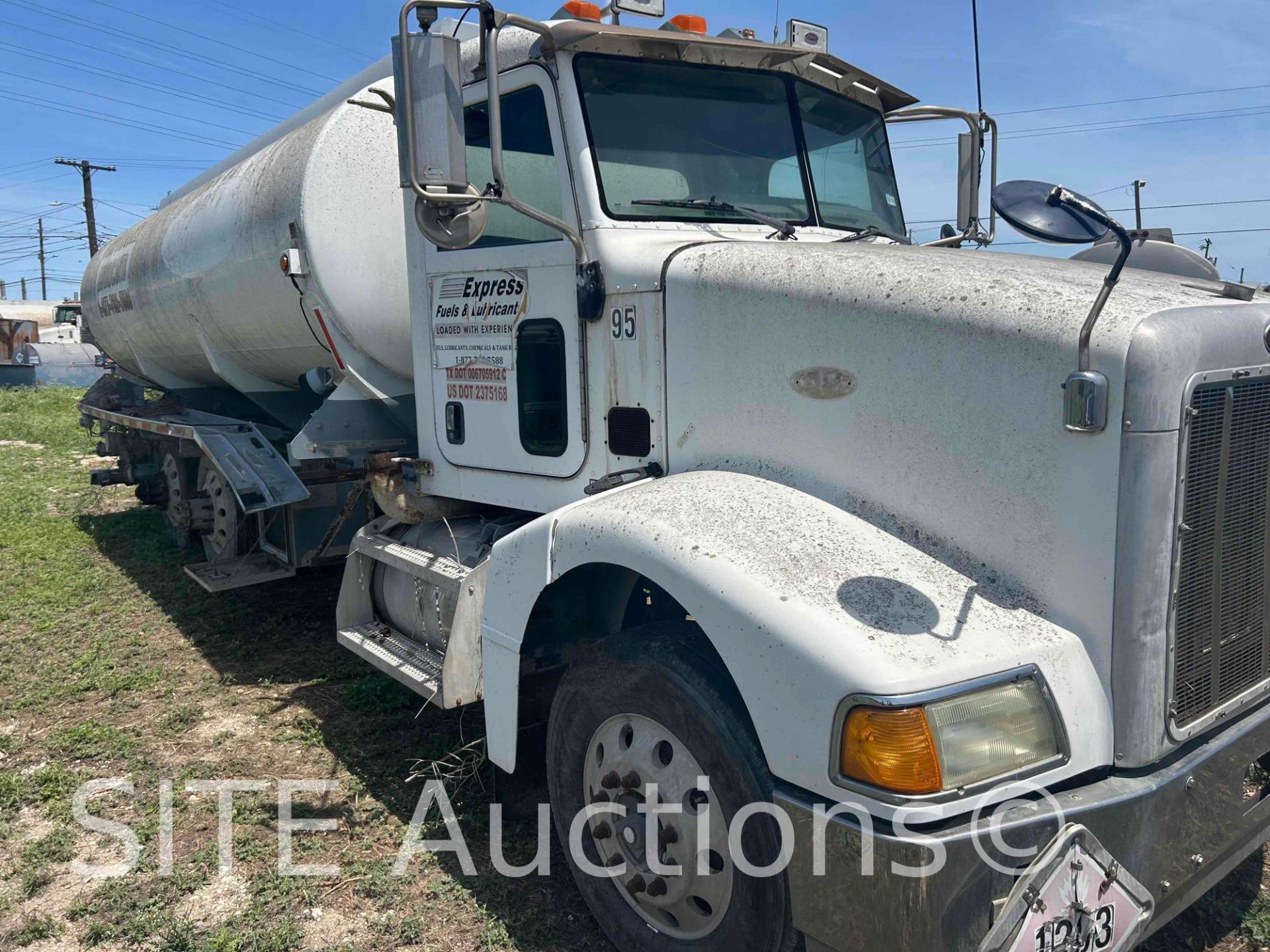 2006 Peterbilt 385 T/A Fuel Truck - Image 2 of 13