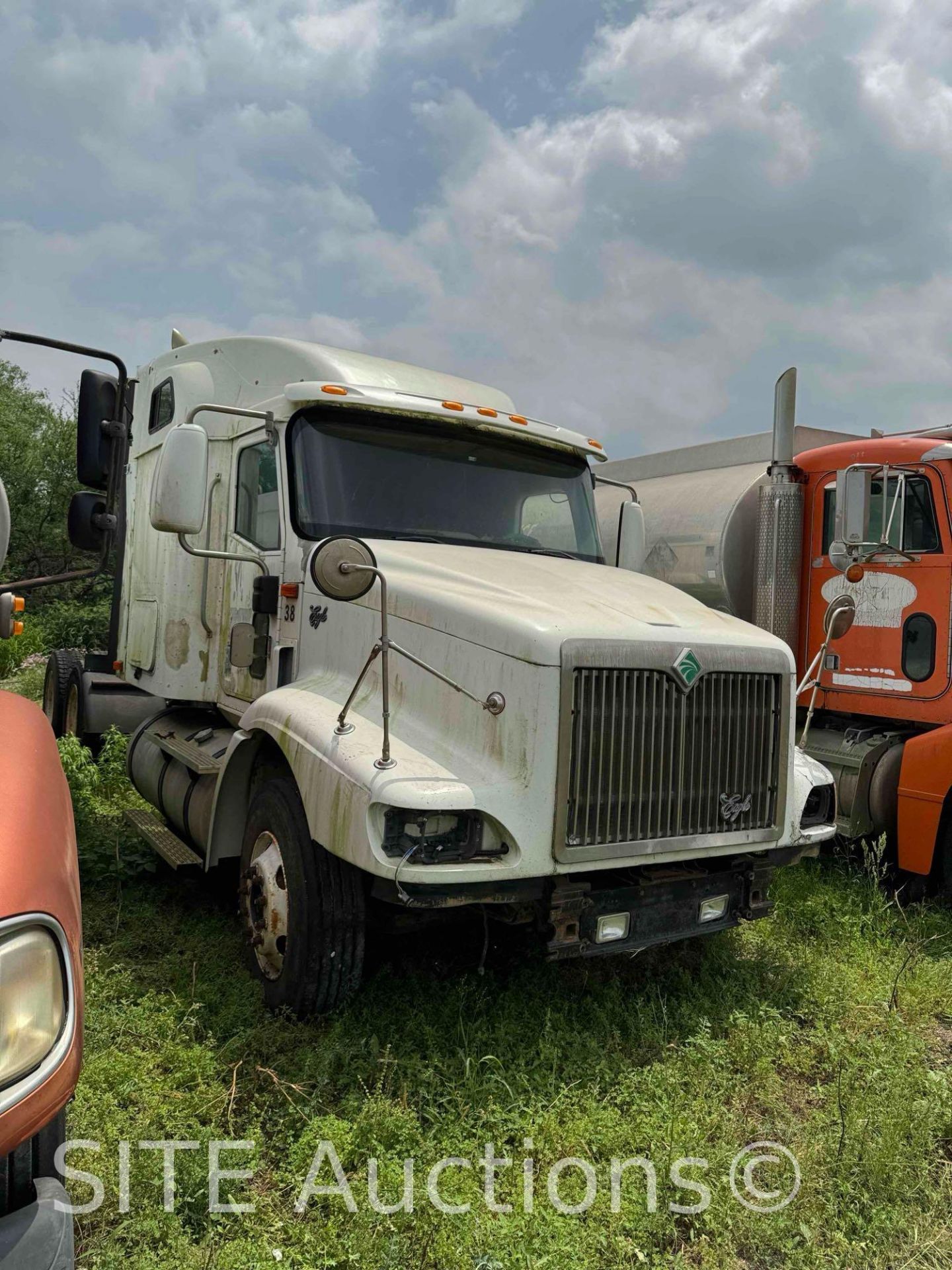 2001 International 9200i T/A Sleeper Truck Tractor - Image 2 of 30