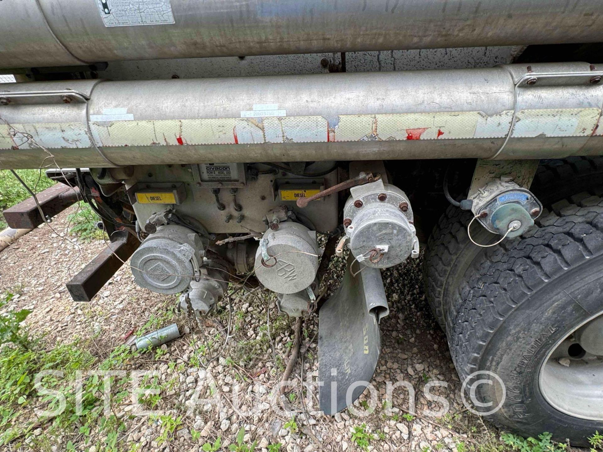 2004 Freightliner Columbia T/A Fuel Truck - Image 17 of 32