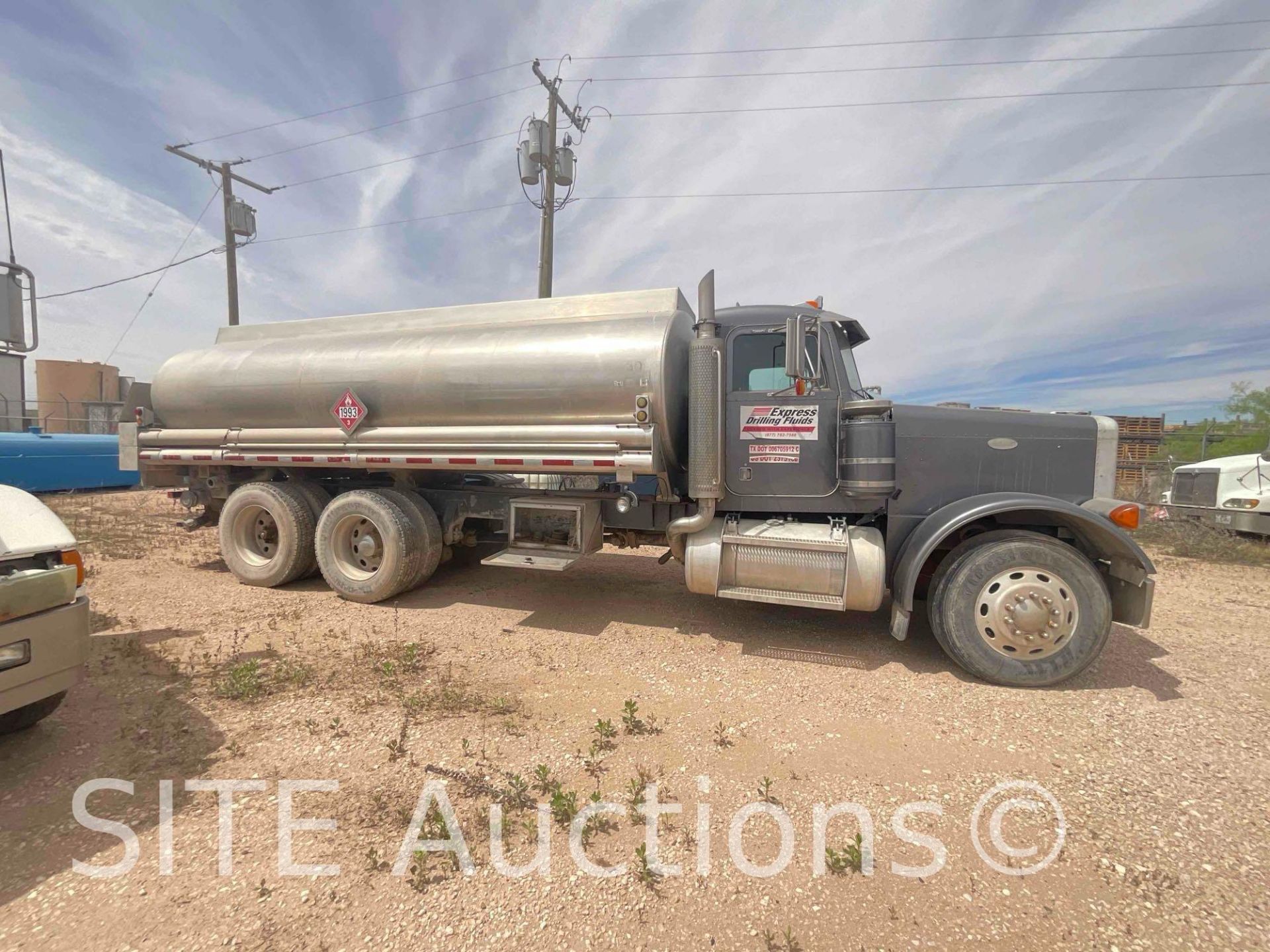 1997 Peterbilt 379 T/A Fuel Truck - Image 5 of 33