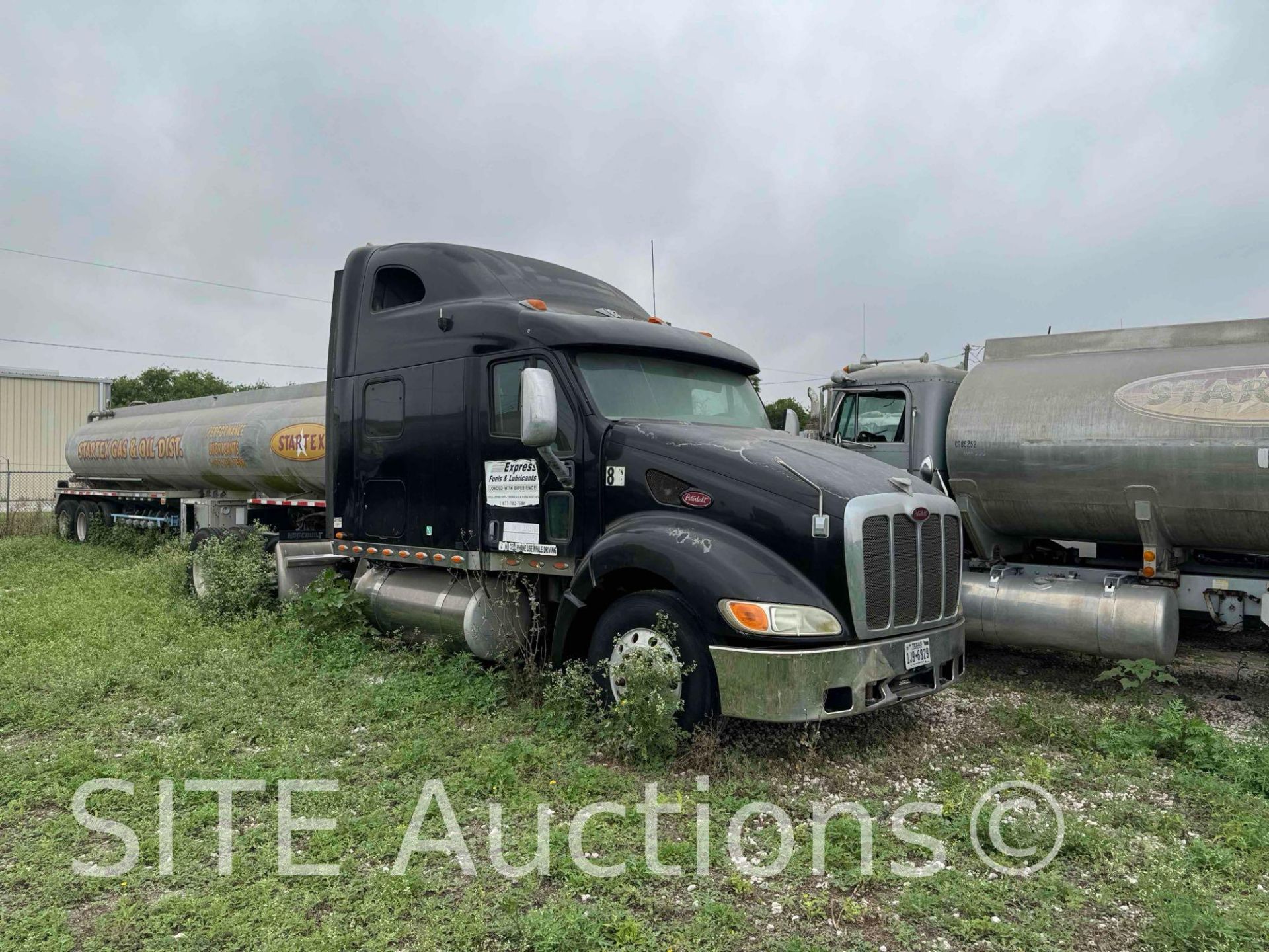 2005 Peterbilt 387 T/A Sleeper Truck Tractor - Image 2 of 2