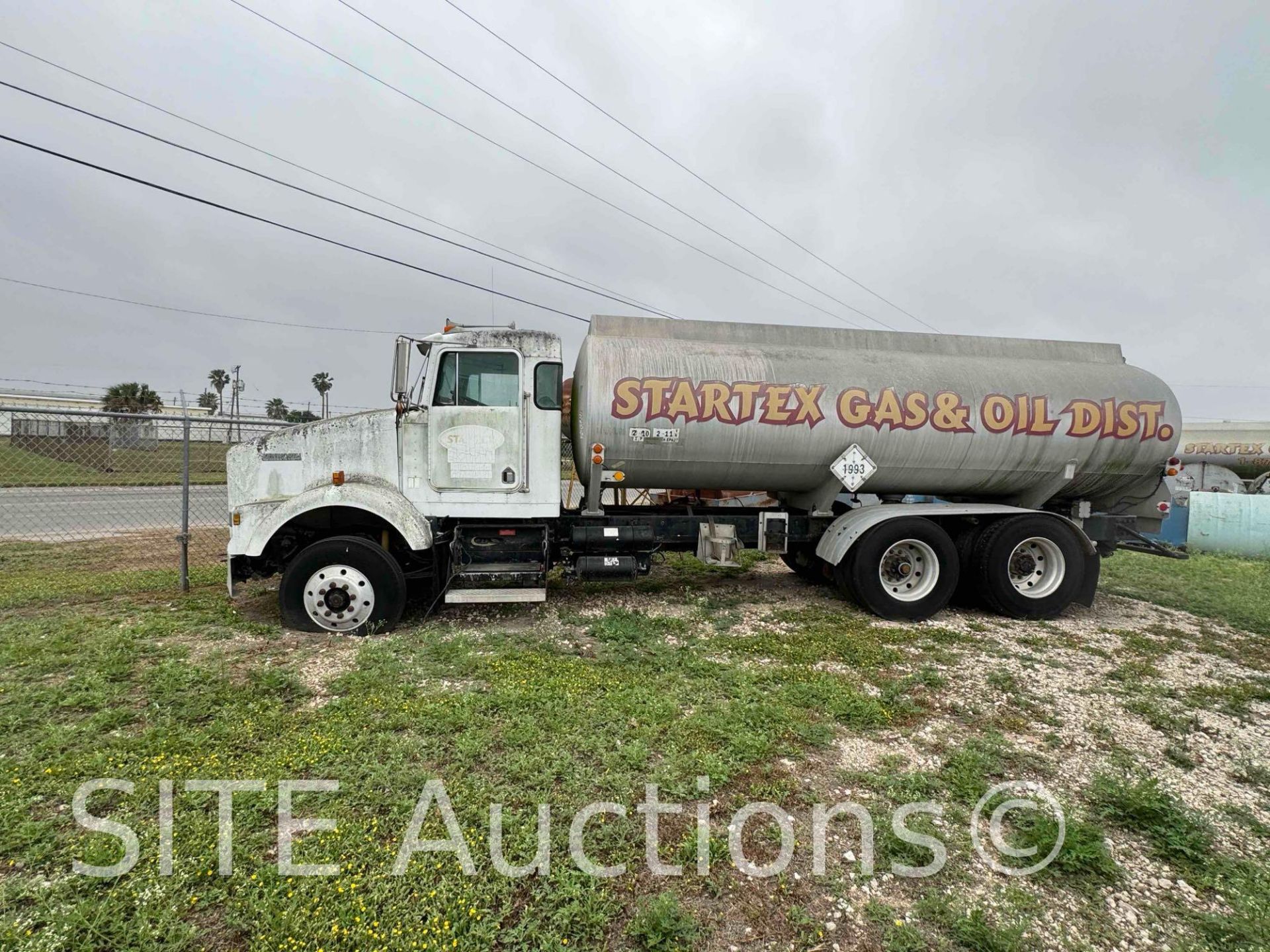 1993 Kenworth T800 T/A Fuel Truck - Image 2 of 22