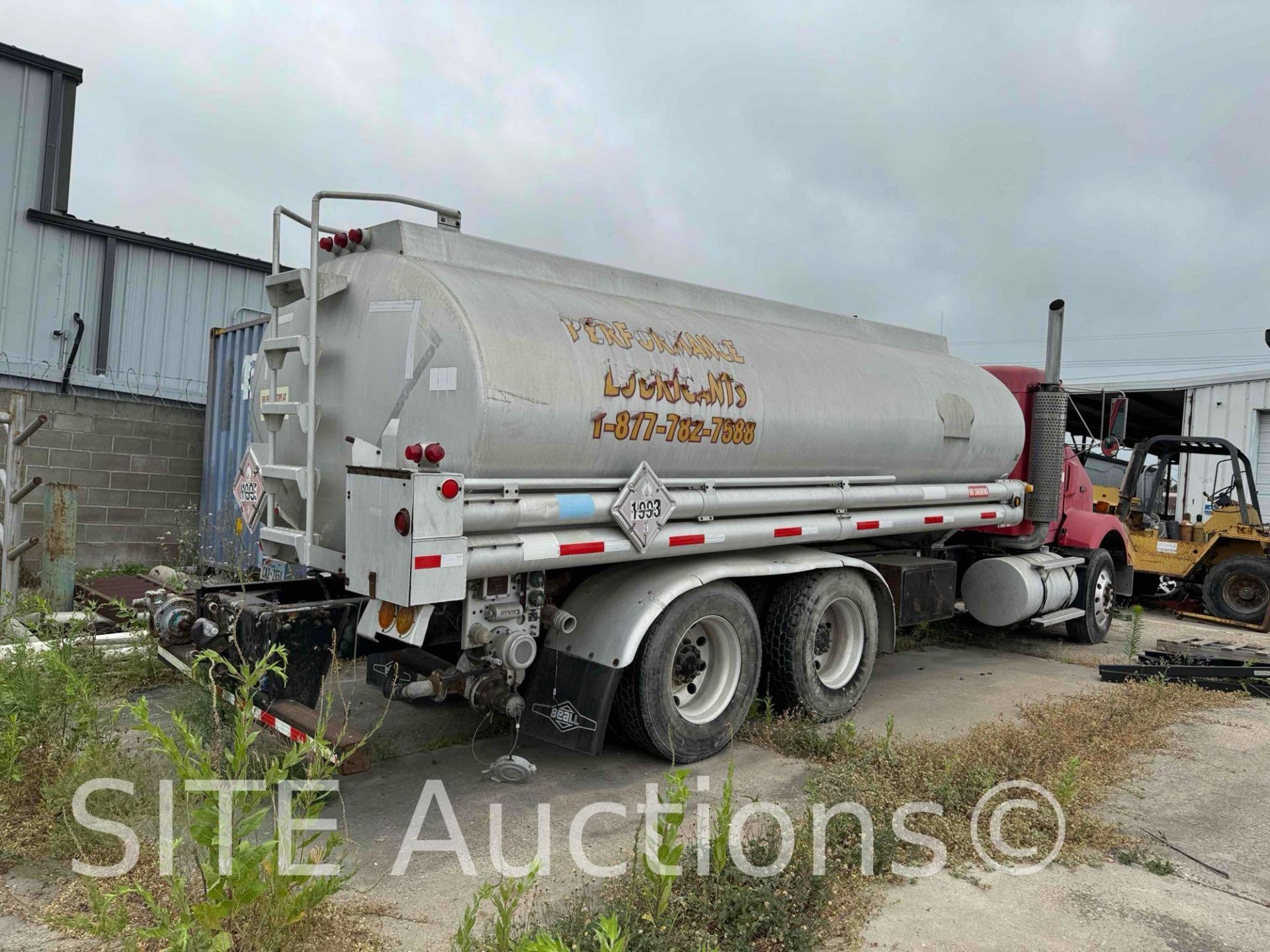 2004 Kenworth T800 T/A Fuel Truck - Image 4 of 43