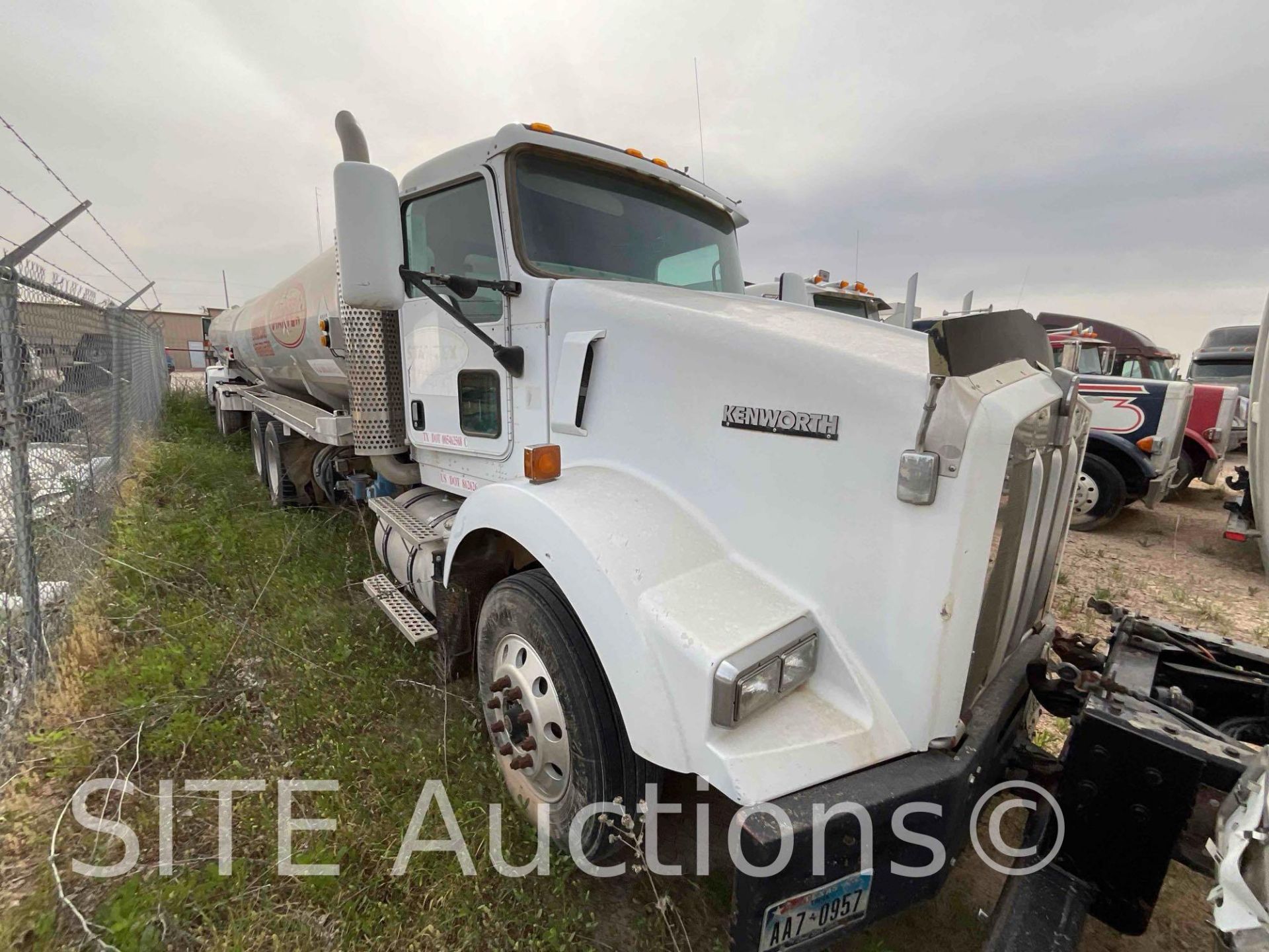 2004 Kenworth T800 T/A Fuel Truck - Image 3 of 28