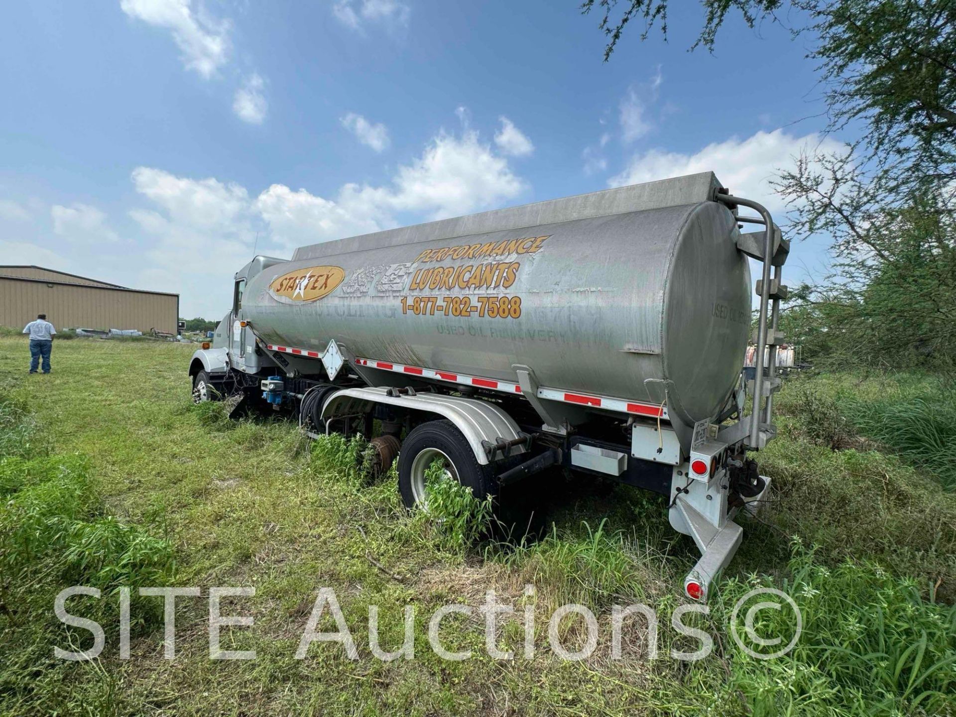 2005 Kenworth T800 T/A Fuel Truck - Image 7 of 32