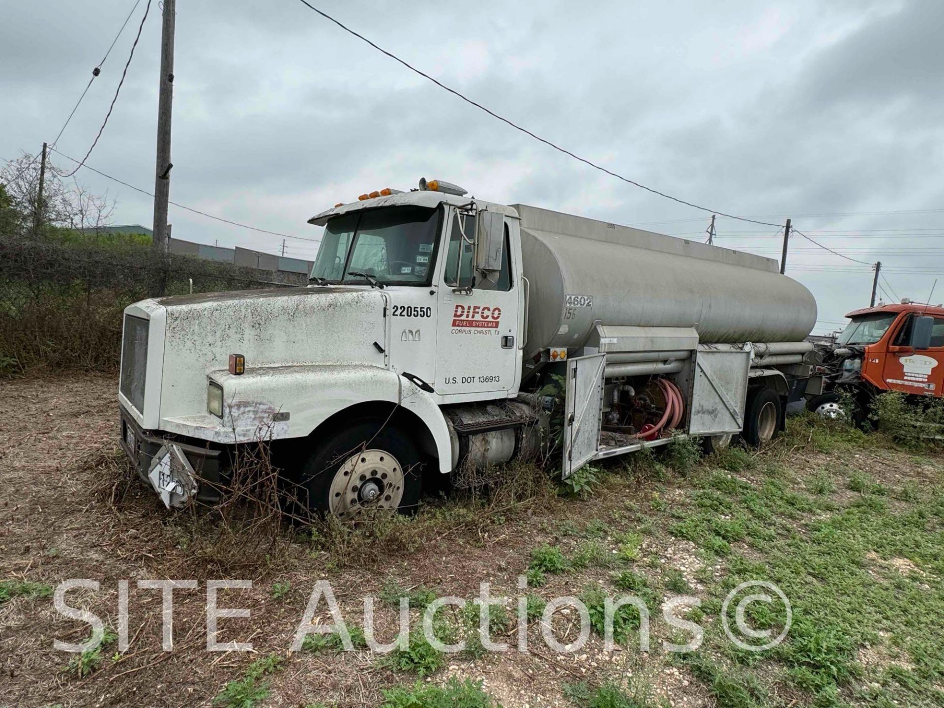 1993 WhiteGMC WG T/A Fuel Truck - Image 2 of 18